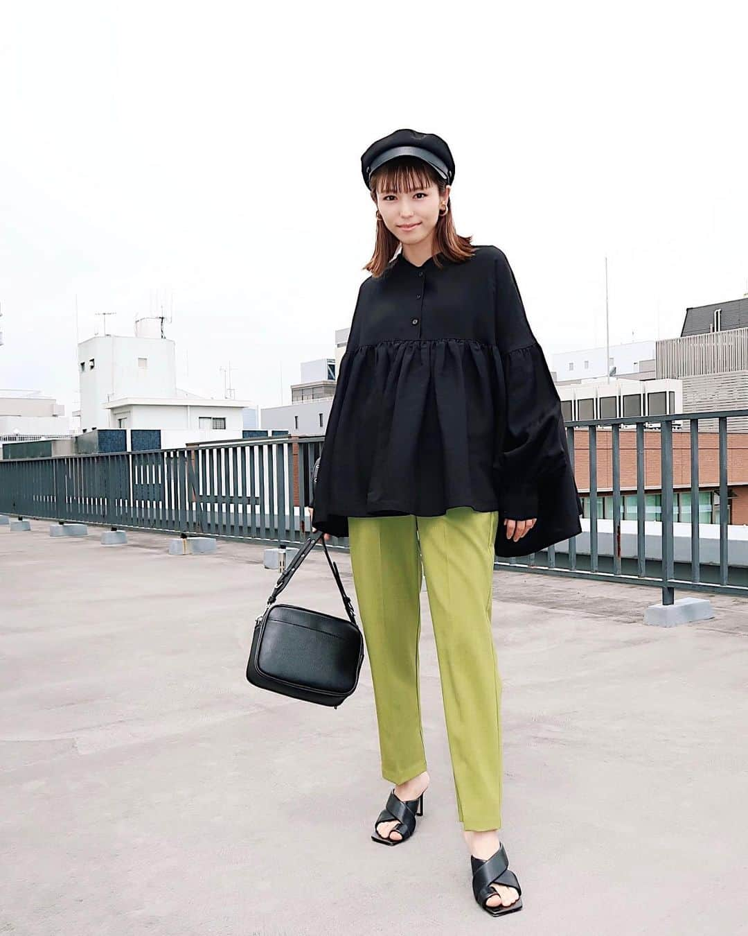 若槻千夏さんのインスタグラム写真 - (若槻千夏Instagram)「#ootd💚  本日入荷の 2wayプルオーバーtops スラックスpants お財布ショルダーbag  フルコーデ💚  本日から ノベルティWhiteコインケースです🤑 ※無くなり次第終了です」4月22日 19時58分 - wakatsukichinatsu