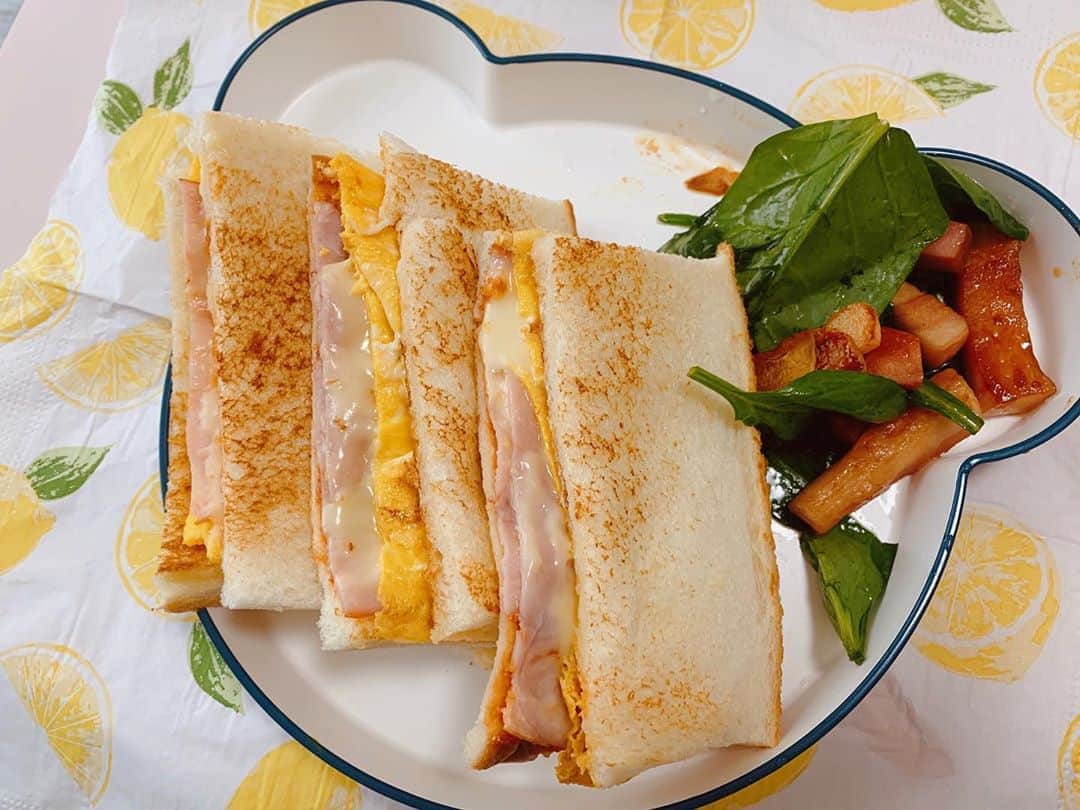 辻沙穂里のインスタグラム：「. フライパンでホットサンド🧸🥪 いつもホットサンドメーカーを買おうと思いつつ、 フライパンにバターを敷いて焼くのがおいしくて 結局「まぁまた今度でいっか！」となってしまいます。 収録のときに利用する食堂でよく注文している ホットサンドが食べたくなってお家で真似しました🍳 優しい色合いがかわいい🤎🤍💛 #朝昼ごはん #ホットサンド #ホットサンドメーカー」