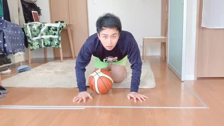 栗原祐太のインスタグラム：「‪【今日のやってみよう】‬ ‪ハンドリングしながら体幹やってみましょ‬ ‪『kuriちゃんねる〜YouTube〜』‬ ‪https://www.youtube.com/channel/UC91kuxrhvM3s5GyoPA-OvlQ‬ ‪#バスケットボール　#体幹　#トレーニング‬ ‪#エクササイズ‬ ‪#おうちで #うちで過ごそう #筋トレ‬ ‪#ハンドリング　#バスケ‬ ‪#youtube #家で一緒にやってみよう‬」
