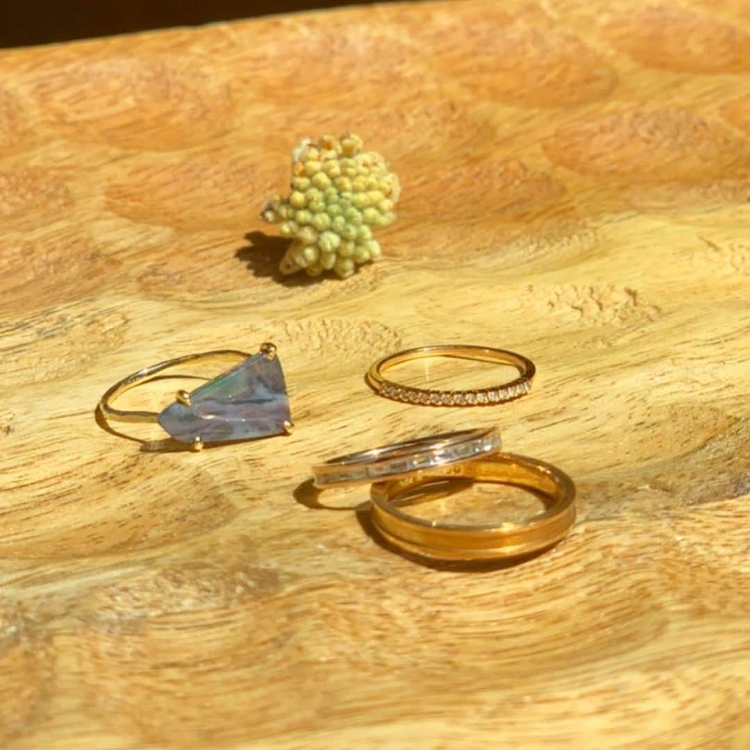 マイナビウエディング ジュエリーさんのインスタグラム写真 - (マイナビウエディング ジュエリーInstagram)「💍💍💍 ブライダルリングのお仕事をしている私ですが、婚約指輪は買っていません。 💎 少女漫画で育った私は、プロポーズの箱パカに密かに憧れていたのですが、夫は一緒に買いに行こう派でした。何かと物入りな時に婚約指輪を買わなくてもと思ってしまい「結婚10周年に、今買えるものより高い指輪を買って！」と、謎のおねだりをして今に至ります（笑）　婚約指輪は買ってもらうべきだったかな～と時々後悔も。結婚10周年まで楽しみに待ちたいと思います！ 💍 結婚指輪はビジュピコの「イノーヴェ」で購入。バゲットカットのダイヤモンドがレール留めされたこのリングに一目惚れ！　控え目でクールな輝きは自分に合っている気がしました。直線的なデザインなのでピンクゴールドでも甘くなりすぎず、４℃のリングと同じ素材で揃えられるのも気に入ったポイント。夫も気に入ったのでほぼ即決でした。 💎 ブラックオパールのリングは、誕生日に夫から贈られたもの。色石のリングが欲しくて、Instagramで気になっていたモナカジュエリーへ夫と子どもと出かけました。ブラックオパールはノーマーク！　夫が「これが絶対に一番似合う」とこのリングを指名。着けてみたところ想像以上にしっくり。意外にもどんなスタイルにも合わせやすく、着けているだけでおしゃれに見えるのでお気に入りです。 💍 マリッジリング：@enuove （チェスト） ファッションリング（エタニティ）：@4c_jewelry ファッションリング（ストーン）：@monaka_jewellery ・ #マイナビウエディング手もと倶楽部 #マイナビウエディング #マイナビ#結婚指輪#婚約指輪#あなたの手もとが見たいです #あなたのジュエリーが見たいです #ブライダルジュエリー#運命の指輪 #一生の宝物になるはず#ビジュピコ#イノーヴェ#モナカジュエリー#バゲットカットのダイヤモンド#リングの重ね着け#家族で記念撮影」4月22日 11時16分 - mwd_jewelry