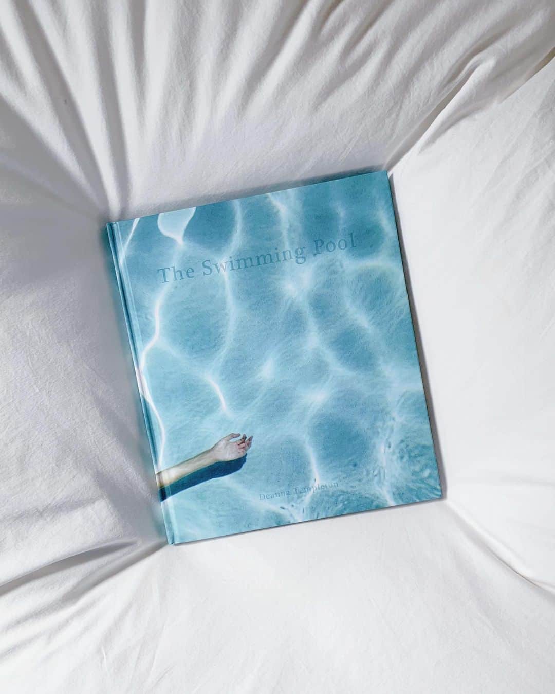 佐川理佳のインスタグラム：「@maiko.mu からバトンを貰った #bookcoverchallenge day1 @deannatempleton ”The Swimmig Pool"  ブックカバーチャレンジとは読書文化の普及に貢献するための取り組みで、7日間毎日1冊お気に入りの本を選び、ブックカバーの写真を投稿し、さらに1人ずつ次の選者を指名していくものです。なお本の説明や紹介は不要だそうです。  次のバトンは仲良しのあかねちゃん @akane_koizumi_ お願いします♡  #bookcoverchallenge  #stayhome」