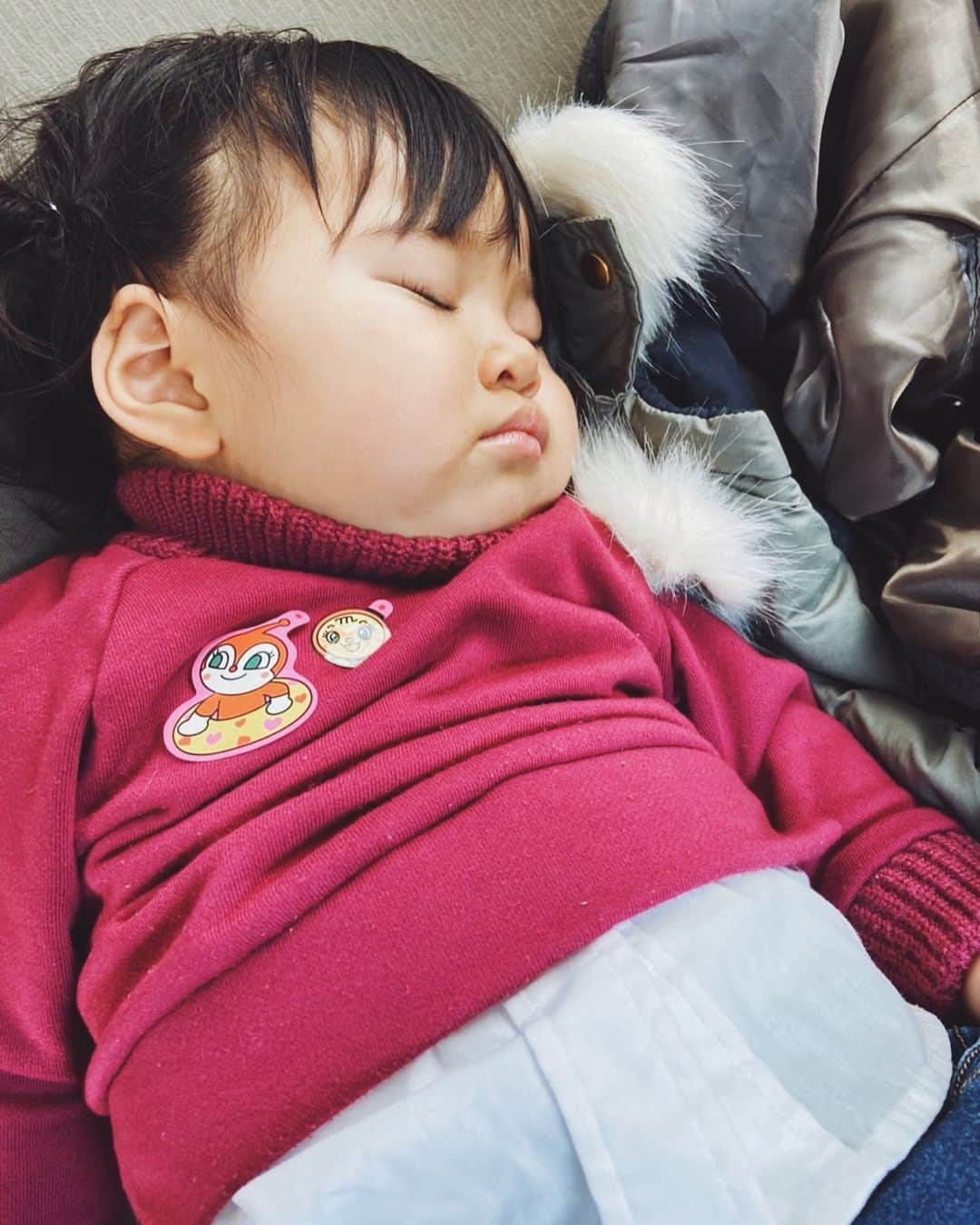 クロさんのインスタグラム写真 - (クロInstagram)「大好きな「アパンマン」のピッタ（シール）を胸に貼って、夢の中〜😴💤﻿ ﻿ （カレーパンマンはカーマンマンと言いながらほっぺたを両手でつねる）﻿ ﻿ 寝てる時の顔﻿ 伸びをしてる時の顔﻿ 泣き顔﻿ ﻿ は生まれたての時と本当に変わらない🌞💕💕💕﻿ ﻿ ﻿ ﻿ #シール大好き #シールのことはピッタ #アンパンマン大好き #1歳7ヶ月 #1y7m #1歳コーデ #東京 #可愛い #ありがとう #空 #ファッション #コーデ #大好き #tokyo #コーデ #baby #女の子ママ #ママリ#ベビフル #コドモノ #赤ちゃんのいる生活 #mamagirl #ママカメラ #おやこーで #リンクコーデcordinate #親バカ部 #あいのり #ちびクロコーデ #ちびクロdiary」4月22日 11時21分 - kuro_risa