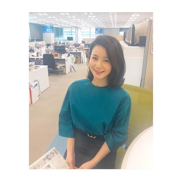 秋元玲奈さんのインスタグラム写真 - (秋元玲奈Instagram)「週の半分まで来ました❗️ 残り2日間、頑張りましょう💪 モーニングサテライトは先週からキャスター陣を2つの班に分けて、１週間ごとに交代しながらお伝えしています。　 今週は私たちの班の担当です。 大浜キャスター、矢内アナウンサー、角谷アナウンサーと共に明日明後日もお伝えしていきます！ ゲストの皆さんにも別の場所から中継でご出演いただくなど、通常とは違う部分も多いですが、今までと変わらず、充実した内容の番組をお届けできればと思いながらみんなで力を合わせてやっております☺️ 引き続きどうぞよろしくお願い致します。  #モーサテ #モーニングサテライト #衣装 #ebure」4月22日 11時22分 - rena_akimoto