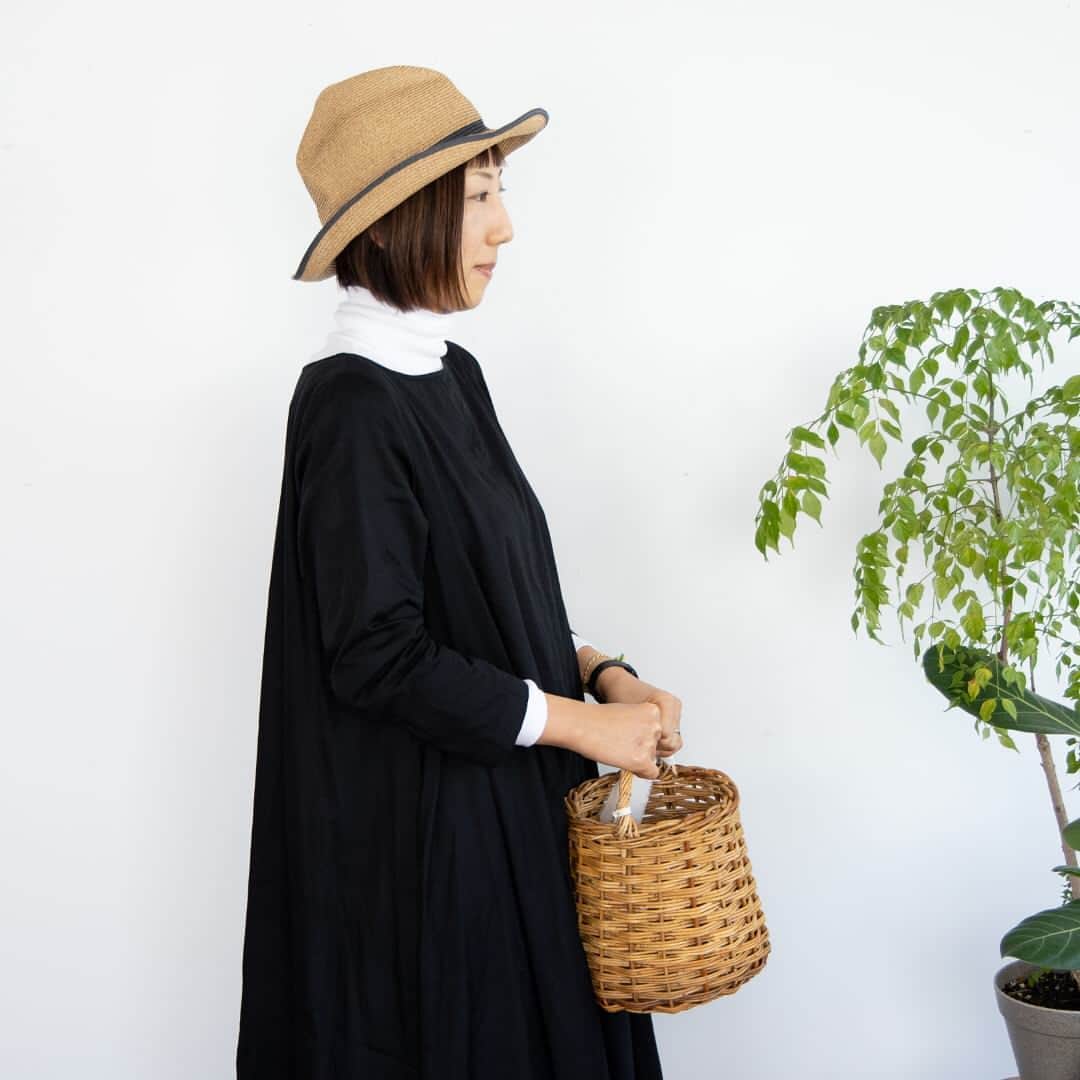 オルネ ド フォイユさんのインスタグラム写真 - (オルネ ド フォイユInstagram)「【毎日を豊かにするmature ha.の帽子】﻿ ﻿ 日差しが気になる季節のコーディネイトに欠かせないアイテム、帽子！﻿ ﻿ 涼しげなナチュラル素材の帽子は素敵だけれど、お出かけ先のお店や乗り物で、はずした時に邪魔になったりしませんか？﻿ ﻿ そんな悩みも解決してくれるのが、mature ha.（マチュアーハ）のBOXED HAT。﻿ ﻿ その名の通り、ぺたんこに畳めてボックスにしまえるんです！﻿ ﻿ 畳める、というのは決して機能性だけのことではありません。﻿くたっとした折れや凹みが独特のフォルムを作り出し、デザイン面でも個性的でおしゃれ。﻿ ﻿ 今回はツバの広さやリボンのデザイン、素材などが異なる5つのバリエーションをご用意しました。﻿ デイリーに使えておしゃれにも差をつけたい、そんな帽子を探したかたにおすすめです！﻿ ﻿ オフシーズンも箱に入れてしまえるので、箱は捨てないでくださいね。﻿ ﻿ ﻿ ●こちらの商品はWEBショップ販売しています。﻿ ﻿ ———————————————﻿ ◯WEBショップに関するお問い合わせ◯﻿ オルネ ド フォイユWEBショップ﻿ TEL：03-6876-7832﻿ （午前10時～午後6時／土日祝定休）﻿ e-mail：order@orne.co.jp﻿ ﻿ ﻿ #マチュアーハ #matureha #boxedhat #ブレードハット #大人ナチュラル #ナチュラルコーデ  #春コーデ #春夏ファッション #コーデ #コーディネート#シンプルコーデ #今日のコーデ #インテリア雑貨 #雑貨 #海外インテリア #インテリアショップ #心地よい暮らし #暮らしを楽しむ #丁寧な暮らし #ていねいな暮らし #インテリア #livstagrammer #ornedefeuilles #オルネドフォイユ」4月22日 11時23分 - ornedefeuilles
