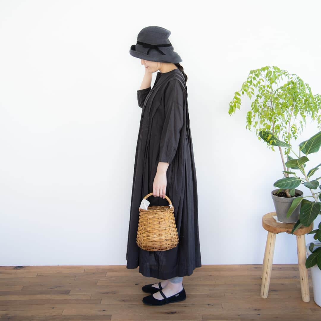 オルネ ド フォイユさんのインスタグラム写真 - (オルネ ド フォイユInstagram)「【毎日を豊かにするmature ha.の帽子】﻿ ﻿ 日差しが気になる季節のコーディネイトに欠かせないアイテム、帽子！﻿ ﻿ 涼しげなナチュラル素材の帽子は素敵だけれど、お出かけ先のお店や乗り物で、はずした時に邪魔になったりしませんか？﻿ ﻿ そんな悩みも解決してくれるのが、mature ha.（マチュアーハ）のBOXED HAT。﻿ ﻿ その名の通り、ぺたんこに畳めてボックスにしまえるんです！﻿ ﻿ 畳める、というのは決して機能性だけのことではありません。﻿くたっとした折れや凹みが独特のフォルムを作り出し、デザイン面でも個性的でおしゃれ。﻿ ﻿ 今回はツバの広さやリボンのデザイン、素材などが異なる5つのバリエーションをご用意しました。﻿ デイリーに使えておしゃれにも差をつけたい、そんな帽子を探したかたにおすすめです！﻿ ﻿ オフシーズンも箱に入れてしまえるので、箱は捨てないでくださいね。﻿ ﻿ ﻿ ●こちらの商品はWEBショップ販売しています。﻿ ﻿ ———————————————﻿ ◯WEBショップに関するお問い合わせ◯﻿ オルネ ド フォイユWEBショップ﻿ TEL：03-6876-7832﻿ （午前10時～午後6時／土日祝定休）﻿ e-mail：order@orne.co.jp﻿ ﻿ ﻿ #マチュアーハ #matureha #boxedhat #ブレードハット #大人ナチュラル #ナチュラルコーデ  #春コーデ #春夏ファッション #コーデ #コーディネート#シンプルコーデ #今日のコーデ #インテリア雑貨 #雑貨 #海外インテリア #インテリアショップ #心地よい暮らし #暮らしを楽しむ #丁寧な暮らし #ていねいな暮らし #インテリア #livstagrammer #ornedefeuilles #オルネドフォイユ」4月22日 11時23分 - ornedefeuilles