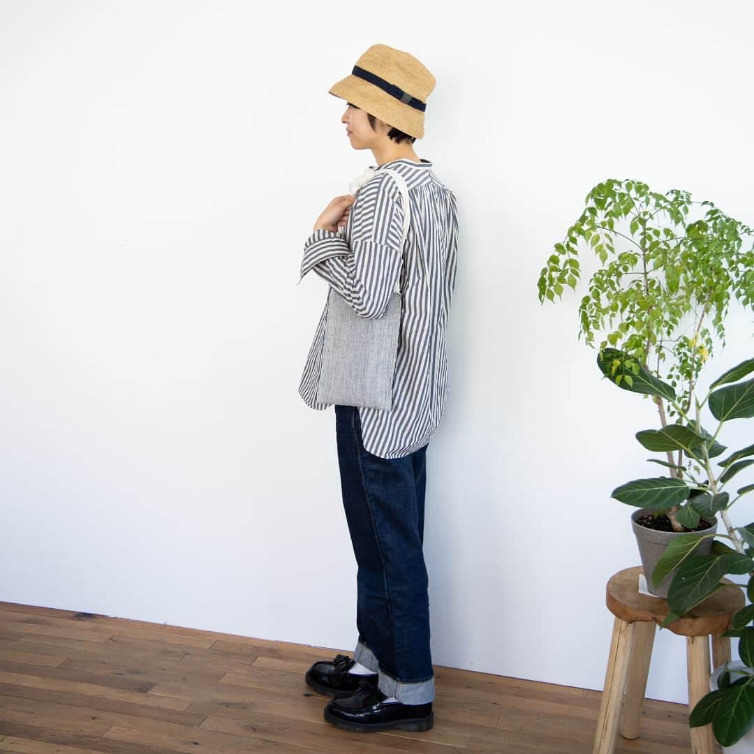 オルネ ド フォイユさんのインスタグラム写真 - (オルネ ド フォイユInstagram)「【毎日を豊かにするmature ha.の帽子】﻿ ﻿ 日差しが気になる季節のコーディネイトに欠かせないアイテム、帽子！﻿ ﻿ 涼しげなナチュラル素材の帽子は素敵だけれど、お出かけ先のお店や乗り物で、はずした時に邪魔になったりしませんか？﻿ ﻿ そんな悩みも解決してくれるのが、mature ha.（マチュアーハ）のBOXED HAT。﻿ ﻿ その名の通り、ぺたんこに畳めてボックスにしまえるんです！﻿ ﻿ 畳める、というのは決して機能性だけのことではありません。﻿くたっとした折れや凹みが独特のフォルムを作り出し、デザイン面でも個性的でおしゃれ。﻿ ﻿ 今回はツバの広さやリボンのデザイン、素材などが異なる5つのバリエーションをご用意しました。﻿ デイリーに使えておしゃれにも差をつけたい、そんな帽子を探したかたにおすすめです！﻿ ﻿ オフシーズンも箱に入れてしまえるので、箱は捨てないでくださいね。﻿ ﻿ ﻿ ●こちらの商品はWEBショップ販売しています。﻿ ﻿ ———————————————﻿ ◯WEBショップに関するお問い合わせ◯﻿ オルネ ド フォイユWEBショップ﻿ TEL：03-6876-7832﻿ （午前10時～午後6時／土日祝定休）﻿ e-mail：order@orne.co.jp﻿ ﻿ ﻿ #マチュアーハ #matureha #boxedhat #ブレードハット #大人ナチュラル #ナチュラルコーデ  #春コーデ #春夏ファッション #コーデ #コーディネート#シンプルコーデ #今日のコーデ #インテリア雑貨 #雑貨 #海外インテリア #インテリアショップ #心地よい暮らし #暮らしを楽しむ #丁寧な暮らし #ていねいな暮らし #インテリア #livstagrammer #ornedefeuilles #オルネドフォイユ」4月22日 11時23分 - ornedefeuilles