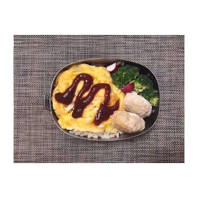 みのり(26)＠東京 ダイエットのインスタグラム：「お昼ごはん . #オムライス 卵 玄米ご飯+カリフラワーライス ブロッコリー ムネ肉のハンバーグ . . ごはんには、 キノコがたくさん入ってるの☺️ ケチャップは失敗した(笑) . . コロリン疲れたな〜💩 . . ◉ライザップ公認の紹介アンバサダーです。 〜紹介特典で、お安く入会できます〜 . ▶︎全国どの店舗でもOK ▷２週間のトライアルコースもあります(^_^)/ ▶︎カウンセリング予約前にご連絡ください . ◎入会やカウンセリングをお考えの方、 ご質問なども、DM✉️ください。 . ★トレーニング見学もできます★ . 📺RIZAP TVCM出演 🏅RIZAP BMG ファイナリスト2017.2018 . #rizap #ライザップ . #ダイエット #diet #ダイエット日記 #レコーディングダイエット #instadiet #ダイエット仲間募集 #ダイエッター #公開ダイエット  #昼ごはん #昼御飯 #lunch #昼ご飯 #昼食  #おうちごはん #糖質制限 #healthyfood #healthylifestyle  #fitmeal #oneplate #cleanmeals #lowglycemic」