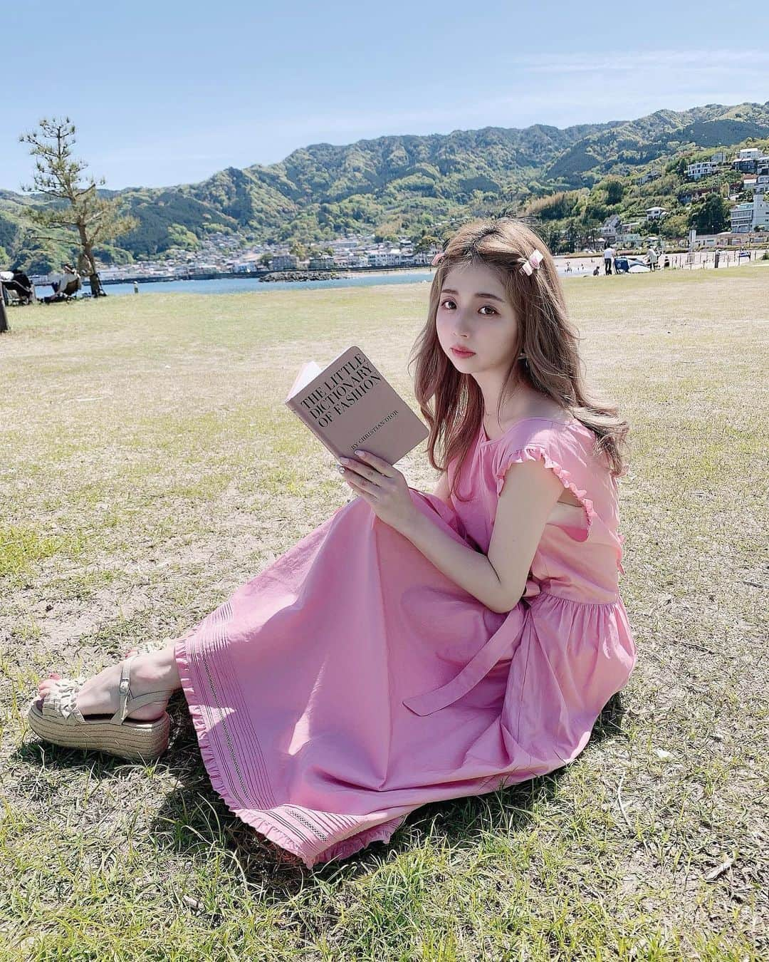 エリンコさんのインスタグラム写真 - (エリンコInstagram)「📚 . erinko directionシリーズ♡ . 2つ目は楽チンワンピース👗 . バックリボンがとっても可愛いくて かなりゆったりサイズなので 楽に着れてオススメです🎶💕 . さりげない裾のピンタックや袖のフリルなども入れて 夏は一枚でも可愛いく、中に半袖や長袖着て 着回しも出来るワンピースです💕 . 朝ピンクハウスのWEBSHOPみたら ピンクが完売してた😭💕 ありがとうございます🥺💖💖💖 . @tfs_fashion_official とZOZOTOWNでは18:00から発売もあるので是非っ🎀 . 他も見たいってコメント頂いてたのでお昼の投稿してみました💕 . もうひとつは夕方載せるね☺️☺️☺️ . #PINKHOUSE #ピンクハウス  #ワンピース #erinkodirection」4月22日 11時38分 - erinko0315