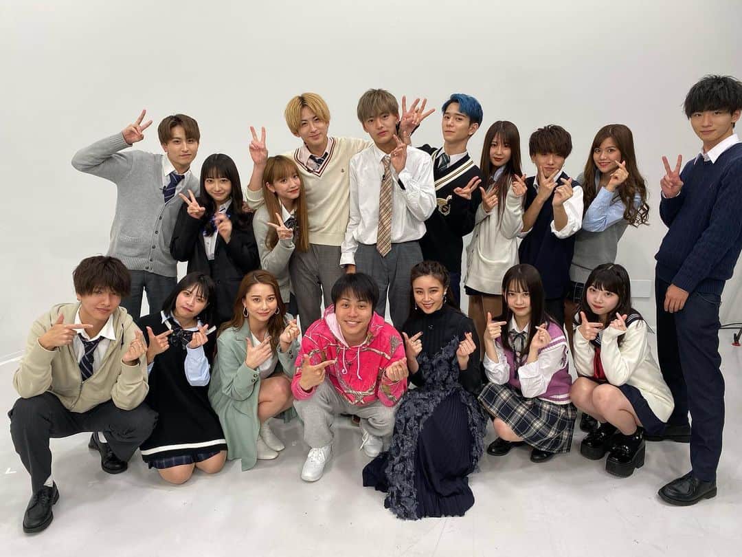 井上裕介のインスタグラム：「しゅんまや、妊娠and結婚おめでとう㊗️㊗️ 年齢的に大変な部分もあるし、批判ももちろんあるとは思うけど、２人なら乗り越えれると信じてます。 いや、３人にならきっと大丈夫！！ しゅんは素敵なパパに。 まやは素敵なママに。 そして、おれは素敵なおじいちゃんになろうね。 こんな状況に新しい命が生まれてくる事に感謝して、笑顔の絶えない家庭を築いて下さい！！ おれも、早くしゅんまやに追いつけるように、婚活頑張ります。  #NONSTYLE #ノンスタイル  #井上 #しゅん #まや #しゅんまや #カップル #妊娠 #結婚 #おめでとう」