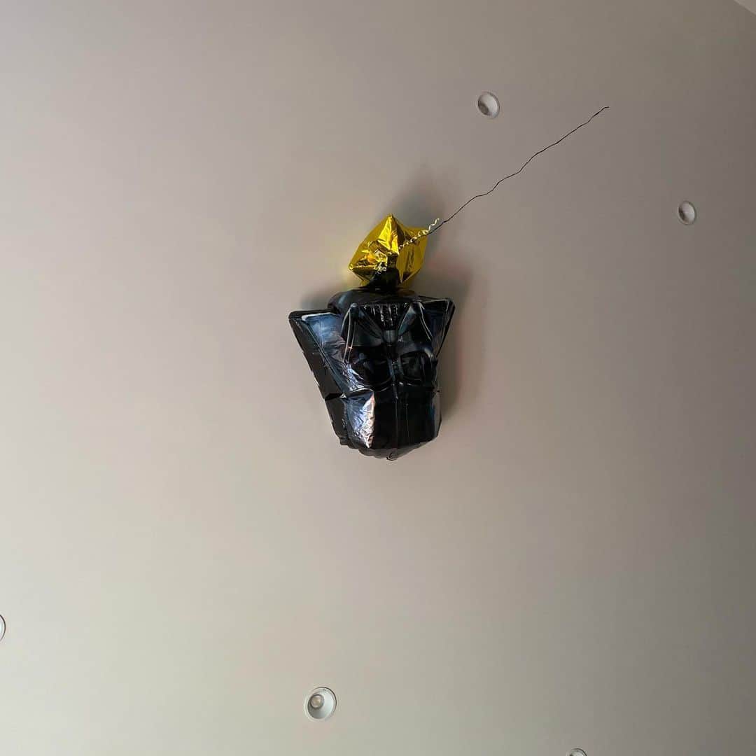 藤本美貴さんのインスタグラム写真 - (藤本美貴Instagram)「娘が一生懸命見てるもの…  ダースベーダーの風船  長男の誕生日の時の風船。 今は天井に居る♡」4月22日 11時53分 - mikittyfujimoto