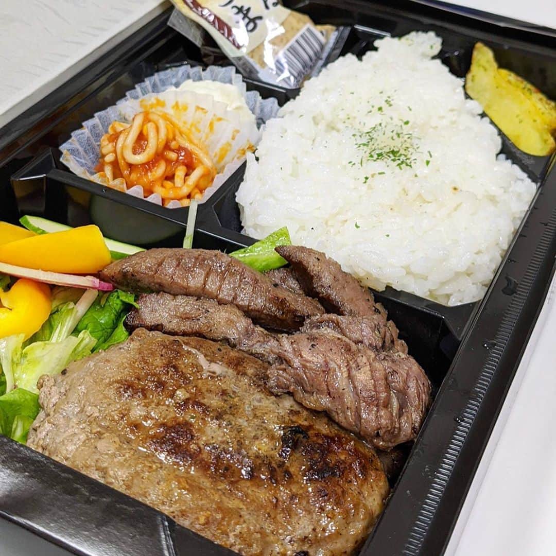 のインスタグラム：「黒毛和牛ハンバーグと牛タン70g弁当🍱﻿ 芝浦『#福よし 』ubereatsで🚴‍♂️﻿ ﻿ ハンバーグは国産牛100%のとろけるハンバーグ☺️﻿ 牛タンはタン元使ってて柔らかい(*^^*)﻿ ハンバーグ×ローストビーフお弁当も🍱﻿ ﻿ 家時間長くて疲れがちな時はお肉食べると元気でる😋🥩﻿ 家にいて配達も玄関前に置いてくれるから安心✨﻿ ﻿ #ハンバーグ #タン元 #牛タン #タン #和牛 #wagyu﻿ #お肉 #肉 #meat #ubereats #フードデリバリー﻿ #お弁当 #弁当 #美味しいもの好きな人と繋がりたい ﻿ #ウーバーイーツ #ご飯 #rice #飲食店応援﻿ #めぐログ_芝浦 #芝浦グルメ #コロナに負けるな」