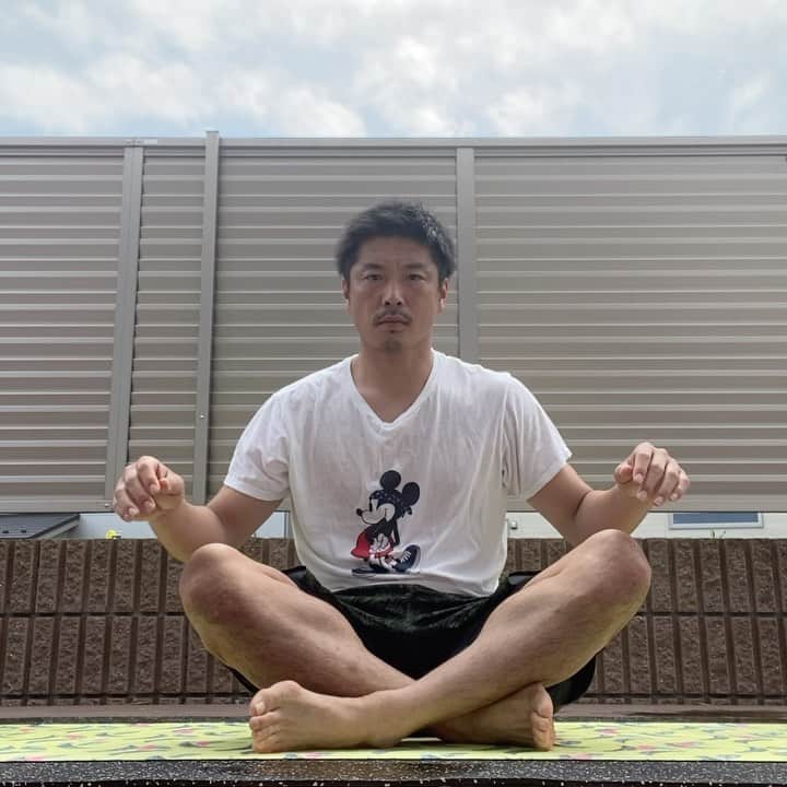のインスタグラム：「#のぶチャレ はーい！！皆さん！！やってみて下さい！！ 簡単そうで意外と難しいぞ〜！！ #お家時間 #自分の身体を知る #汗 #ビチョム」