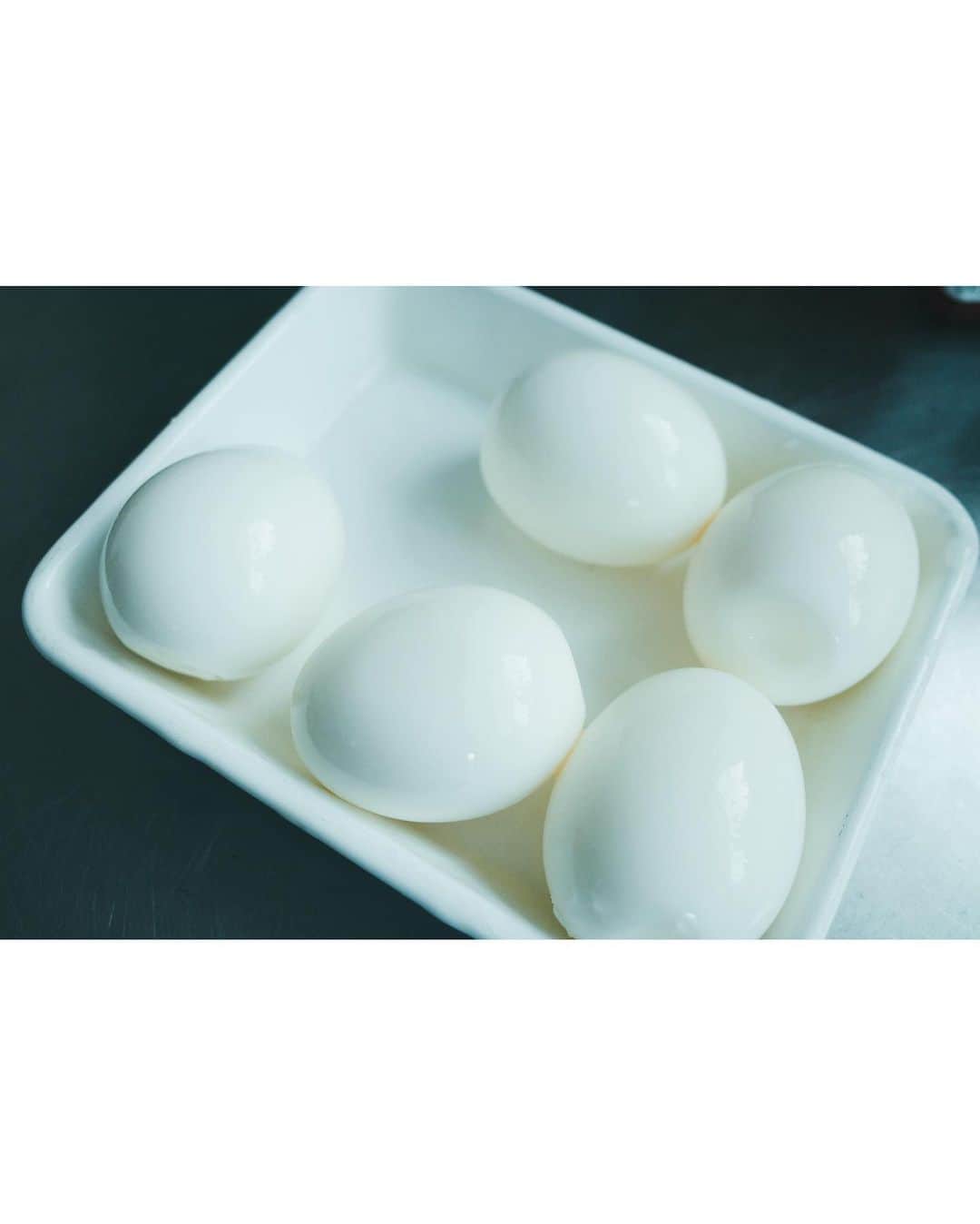 高山都さんのインスタグラム写真 - (高山都Instagram)「ゆでたまご。 好みが分かれる食べ物だと思う。 ワタシは、黄身がトロリとしてるけど、程よく固さもあるくらいが好きで、切った時にトローーンと流れないぐらいのやつ。 お湯を沸かす間に、卵を冷蔵庫から出して室温に戻す。(急いでる時、だいたいそうだから、お風呂の温度くらいの水道水をかけて温める。 【注意】熱湯に冷たい卵を入れると、ピキッと割れて白身がどんどん流れてしまう。 鍋にそろりと入れたら、タイマー7分45秒。 時々転がしてあげると、黄身が真ん中にくる。 そして、流水をかけながら、指の腹を使って優しく剥く。 3枚目に動画あるよー。 ここから、保存容器に水と塩麹と塩で海水くらいの濃度にしたものと卵を一緒に漬ける。 1日〜食べ頃。　#塩味玉  黄身が塩分で程よく固まって、ギュッと味が濃くなって、美味しい。 昨日の深夜1時、小腹が減って、残り1個の塩味玉を食べた。おやつ食べたりするより、ヘルシーでゆでたまご常備するのオススメです。 (ちなみに、7分45秒で普通に食べると、けっこートローーンとします。) #みやれゴハン　#ゆでたまご　#自分の好みのバランス探すのもおこもりタイムの楽しみ方」4月22日 11時57分 - miyare38