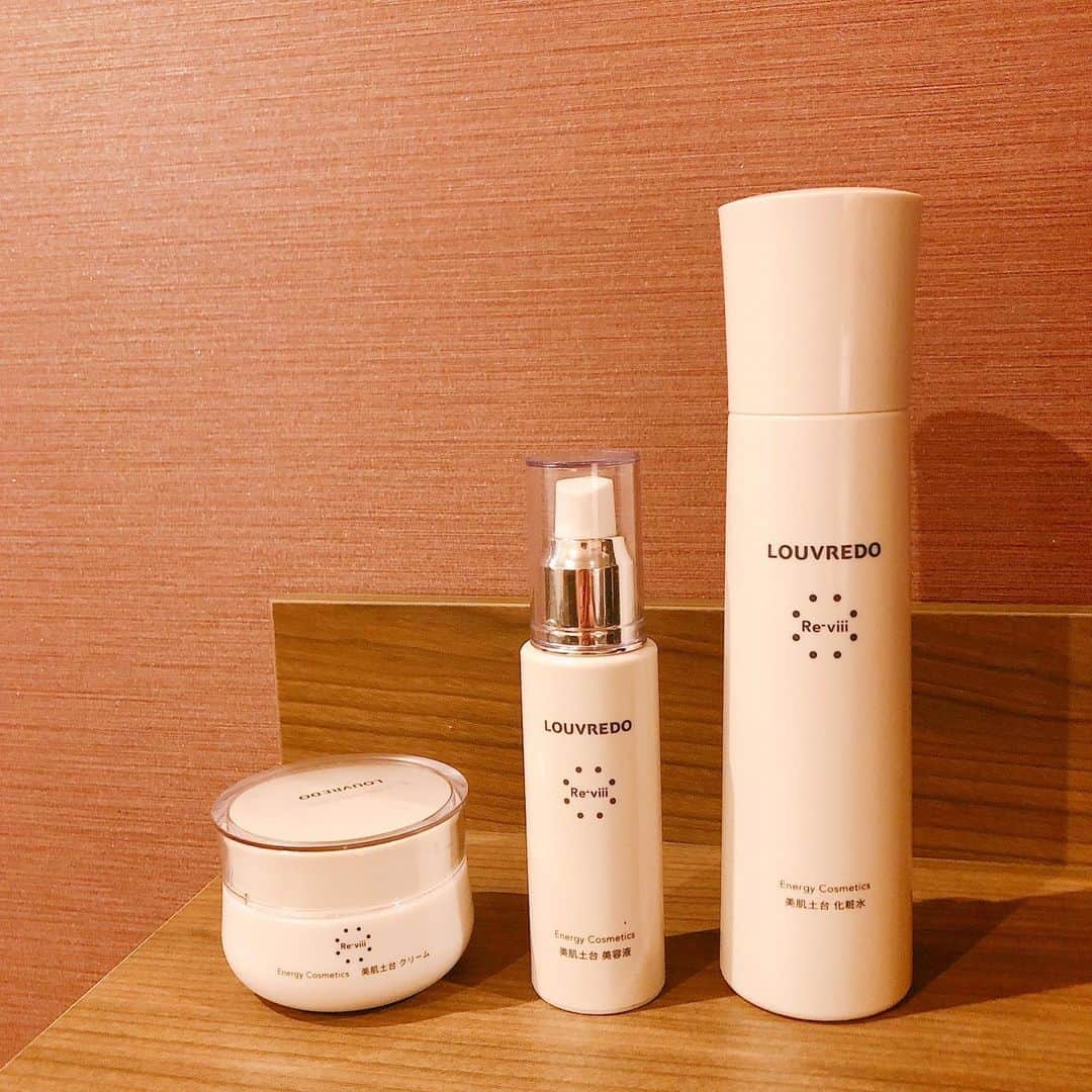 田中美里のインスタグラム：「おうちケア。 @louvredo_official  以前から愛用しているのですが、リニューアルしてさらにパワーアップして使い始めてから4か月くらい。  肌が明るくふっくら柔らかくなった気がします。 肌の調子も良くなりました。  今はおうちで過ごすことが増えたので、この基礎化粧品と皮膚科で購入している日焼け止め（天井に窓があるので一日家の中にいてもつけます）をつけて終了。  いつもと変わらない時間に早めに起きて、コーヒーと一緒にこのケアをして自分のスタートスイッチを入れてます。  #ルーヴルドー #アンバサダー #しています #基礎化粧品 #毎日の習慣 #おうちじかん」