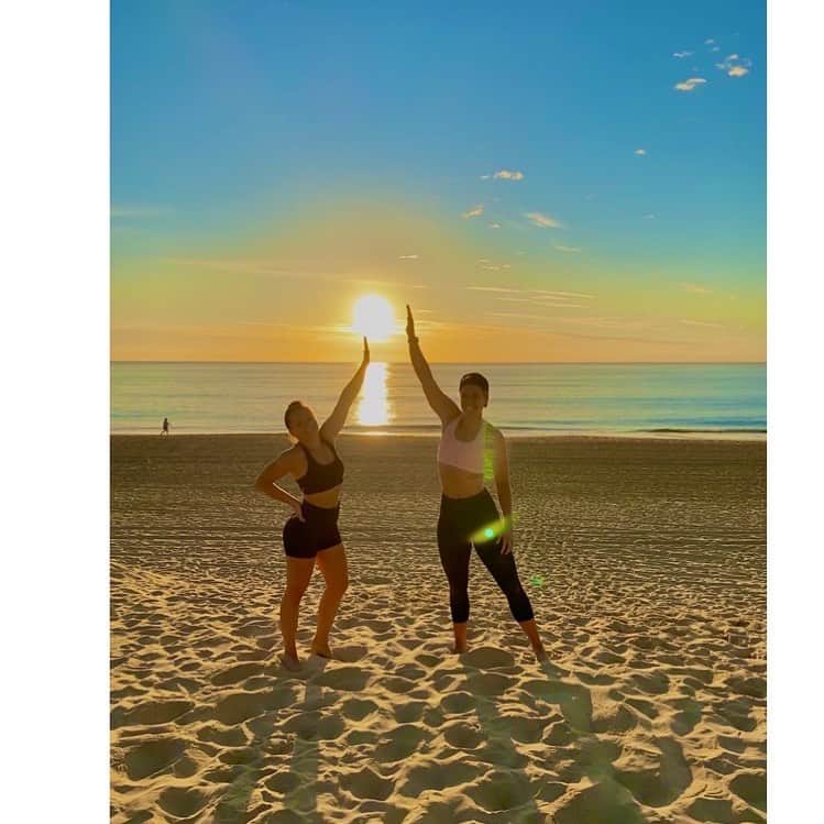 メーガン・ネイのインスタグラム：「make sure you try add some brightness to your life atm 🌞☀️🌻」