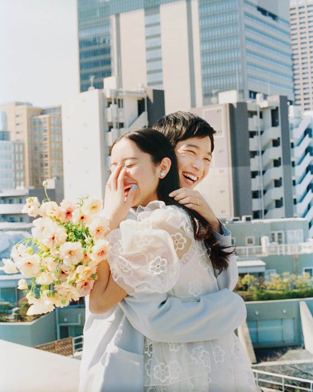 鈴木仁のインスタグラム：「. ゼクシィCMの新郎役をやらせていただきました。 よく目にしていたcmに出演できることになり本当に嬉しいです！ 真由ちゃんとは事務所も一緒で、共演もしたことあったので、最初から楽しく撮影に臨むことができました！ でも16歳くらいの頃から知っていたので ウェディングドレス姿を見た時は不思議な感覚もありました笑 「幸せが、動きだしたら。ゼクシィ」 結婚という大きな一歩を後押しできればと思います！ #ゼクシィ」