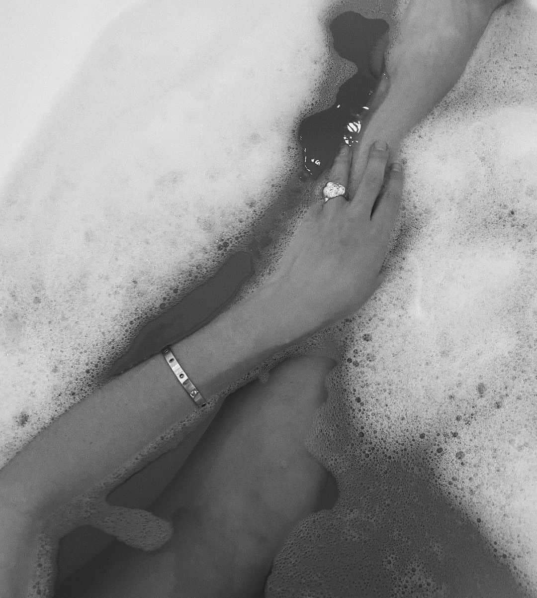 ロージー・ハンティントン＝ホワイトリーさんのインスタグラム写真 - (ロージー・ハンティントン＝ホワイトリーInstagram)「🛁」4月22日 12時37分 - rosiehw