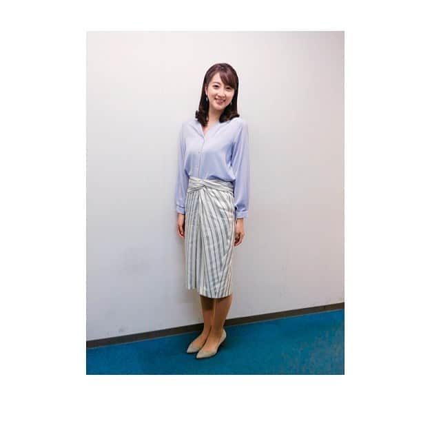 山崎萌絵さんのインスタグラム写真 - (山崎萌絵Instagram)「今日も私服でアサデスでした💕 . ブラウス:#michelklein  スカート:#estnation  靴:#odetteeodile .  #スカートのシワ は #私の心のシワ です #ちゃんとします #にしても目立つなぁ #衣装 #私服コーデ #アサデス」4月22日 12時36分 - moeyamasaki.kbc