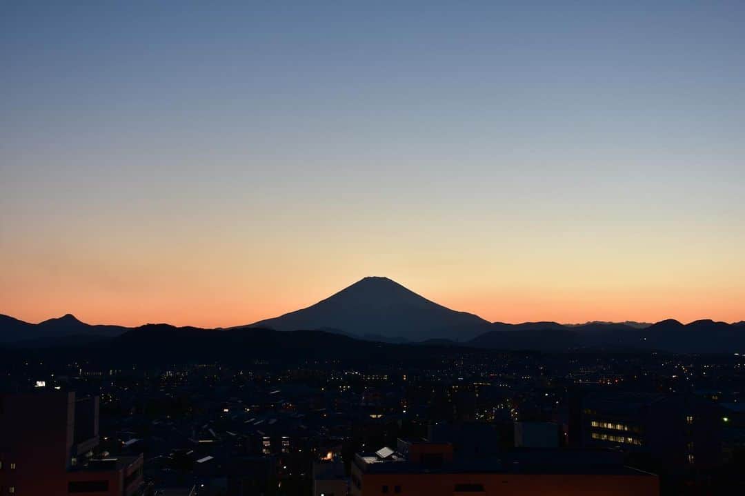 平塚市さんのインスタグラム写真 - (平塚市Instagram)「* 【おうちで#hiratsukagood】 今日の撮りため写真は富士山。 黄昏時に雄大なシルエットが映える～。 ㅤㅤㅤㅤㅤ お出かけできないおうち時間を 少しでも楽しんでもらうため、 撮りためた平塚の写真を投稿する #_h_i_r_a_t_s_u_k_a_g_o_o_d を提案中。  #ソーシャルディスタンシング にちなみ、 ハッシュタグにも２ｍ距離を置いてもらいました。 ㅤㅤㅤㅤㅤ あなたが撮影した平塚のお気に入り写真を このハッシュタグで紹介してね。 (もちろん、#hiratsukagood もお忘れなく♪) *** #手をつなぎたくなる街 #hiratsukagood #hiratsuka#平塚 #kanagawaphotoclub #_h_i_r_a_t_s_u_k_a_g_o_o_d #アンダーバー1つにつき2メートル #ソーシャルディスタンシング #socialdistance #socialdistancing #写真好きな人と繋がりたい #写真撮ってる人と繋がりたい #写真整理#過去pic #富士山#富士#mtfuji」4月22日 12時34分 - hiratsukagood