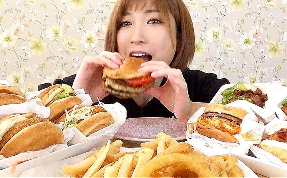 石関友梨のインスタグラム：「YouTube！新しい動画アップしました🎀今回は「初体験★モスバーガーが食べ放題だったら…」 頑張って観てね✨ #モスバーガー #チーズバーガー #ハンバーガー #フライドポテト #オニポテ #大食い #食べ放題 #食べ比べ #初めまして #Kiii #Kiiiパーカー #fashion」