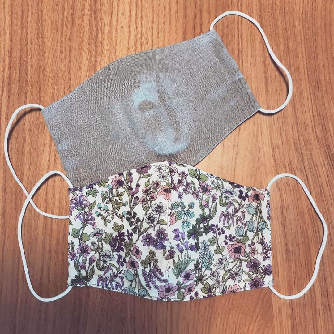 藤澤恵麻さんのインスタグラム写真 - (藤澤恵麻Instagram)「友人からハンドメイドの布マスクをもらいました。  コットンとリネンで作られているので、つけ心地も肌に優しい感じ。 マスクのフィルターを入れるポケットもついています。  とってもお洒落な布マスク。友人の優しい心遣いに感謝。  #恵麻 #ema #マスク #布マスク #洗えるマスク #ハンドメイド #コットン #リネン #花柄 #おうち時間 #ありがとう @sprout_official_」4月22日 12時45分 - ema_fujisawa_official