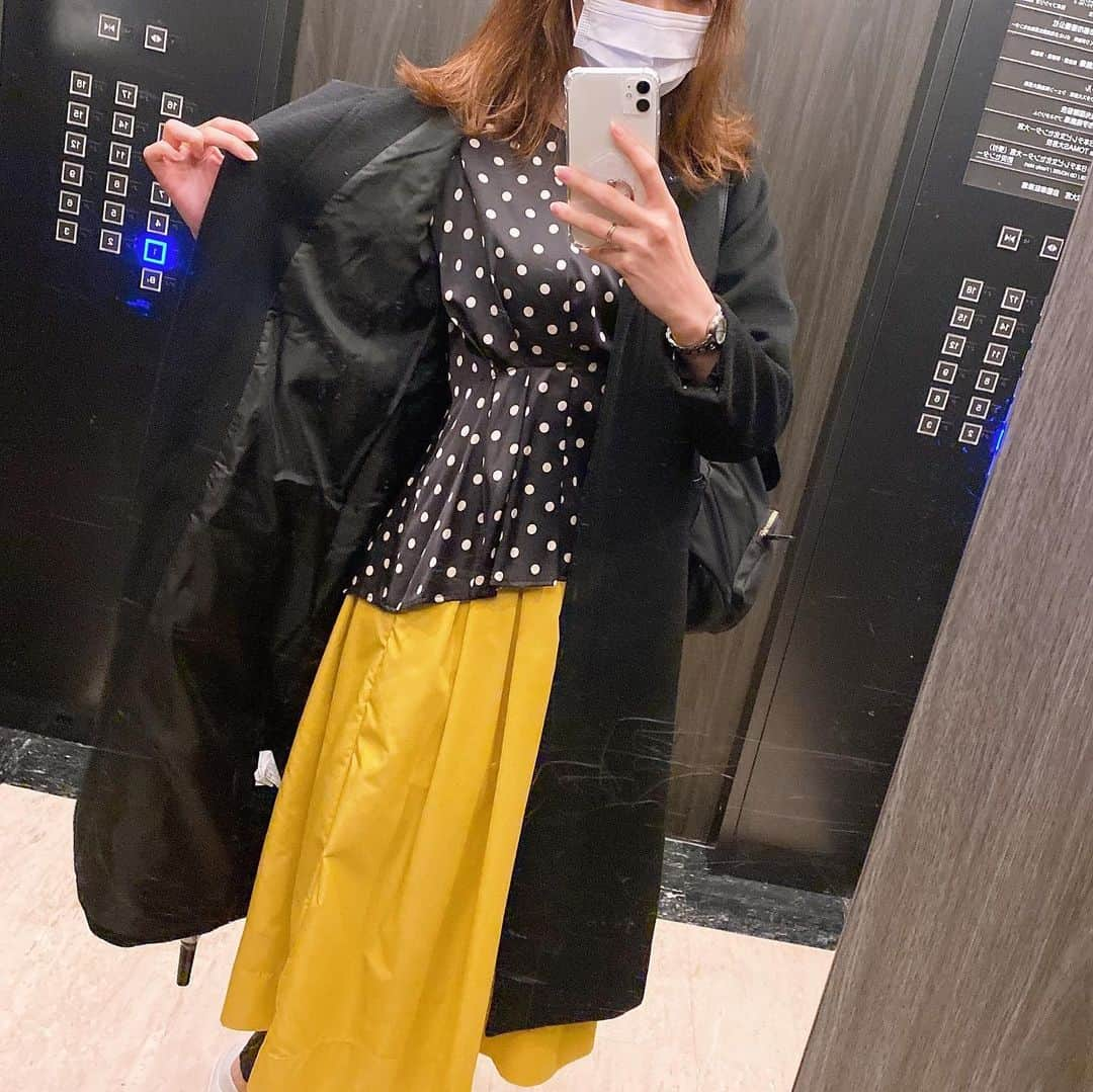 高橋麻美さんのインスタグラム写真 - (高橋麻美Instagram)「. 一度に3着届くエアクロ👚  前回紹介したニットと一緒に届いたのは  ウエストの切り替えのおかげで 痩せ見え効果絶大のドットブラウスと  春らしい黄色のスカートだったよ^ ^ . 新しい洋服着るのは新鮮な気持ちになれるね😍  #スカート#skirt#イエロー#yellow #fashion#rental#ブラウス#blouse#ドット#dot #コーディネート#coordinate#春#spring #aircloset#personal#styling#痩せ見え #洋服レンタル#ファッションレンタル#パーソナルスタイリング #エアークローゼット#エアクロ #エアクロライフ#女子アナ#女子アナコーデ応援企画#女子アナ47」4月22日 12時40分 - charmy421