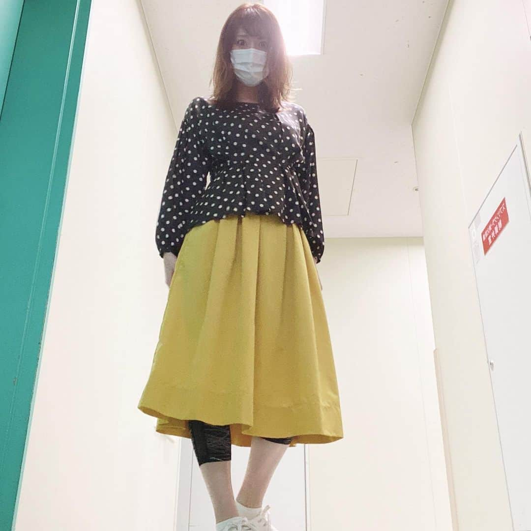 高橋麻美さんのインスタグラム写真 - (高橋麻美Instagram)「. 一度に3着届くエアクロ👚  前回紹介したニットと一緒に届いたのは  ウエストの切り替えのおかげで 痩せ見え効果絶大のドットブラウスと  春らしい黄色のスカートだったよ^ ^ . 新しい洋服着るのは新鮮な気持ちになれるね😍  #スカート#skirt#イエロー#yellow #fashion#rental#ブラウス#blouse#ドット#dot #コーディネート#coordinate#春#spring #aircloset#personal#styling#痩せ見え #洋服レンタル#ファッションレンタル#パーソナルスタイリング #エアークローゼット#エアクロ #エアクロライフ#女子アナ#女子アナコーデ応援企画#女子アナ47」4月22日 12時40分 - charmy421