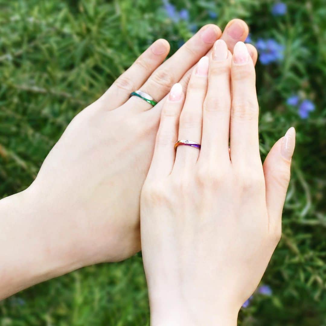 SORA ≪SORA表参道の公式アカウント≫のインスタグラム：「4月22日は #良い夫婦の日  夫婦になって1年目の方、もう何年と一緒に時を重ねてきた方、こらから夫婦になる方、いろいろな夫婦のカタチがありますよね＊* . 大変な今だからこそ、1番身近なお互いの存在をより大切に感じていると思います。 . 「良い夫婦の日」の今日は、いつもは照れくさくて言えないことを伝えてみてはいかがでしょうか？ . ぜひ『#結婚指輪sora 』のハッシュタグで SORAの写真を投稿してくださいね！ こちらのアカウントでリグラムさせていただきます♪ . #結婚指輪 #婚約指輪 #表参道 #金属アレルギー #金属アレルギー対応 #レアメタル #ジルコニウム #鍛造 #手作り #手作り指輪 #マリッジリング #エンゲージリング #ブライダル #ウェディング #プレ花嫁 #クリエィティブ #bridal #wedding #jewelry #creative #design #japaneseart #madeinjapan #2020春婚 #2020夏婚 #2020wedding」