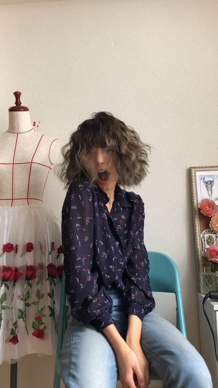 ケリーアンのインスタグラム：「Getting ready for ラジオNIKKEI 10:30pm O.A. / 髪巻くのに20分かかってるよ？！長っ！w @keisuke._.tsuyuki 露木さんにブローだけで可愛くまとまるように髪切って貰ってるので💁🏻‍♀️普段は巻かないんだけど😂暇なのでw  みんなは おうち時間 何してる？💁🏻‍♀️#StayHome #StaySafe 私は気をつけてラジオ行ってきます😷」