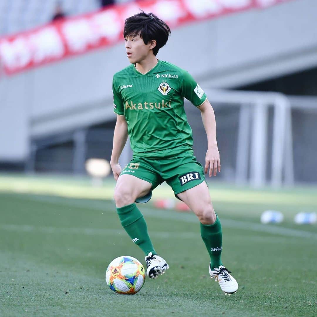 東京ヴェルディさんのインスタグラム写真 - (東京ヴェルディInstagram)「写真でPLAY BACK②東京ヴェルディ在籍選手の東京ヴェルディでのプロデビュー戦をプレーバック！  2018シーズンに天皇杯、2019シーズンにＪリーグデビューを飾った #森田晃樹 選手。 . ⚽2018第98回天皇杯全日本サッカー選手権大会 ラウンド16 8.22（水）浦和レッズ戦 84分交代出場. . . ⚽2019明治安田生命Ｊ２リーグ 第3節 3.9（日）ツエーゲン金沢戦 75分交代出場（7枚目から）  どちらの試合でも「緊張しなかった」というのはさすが👀天皇杯の交代の瞬間も落ち着いた表情です😲 デビュー年の昨季は24試合に出場し、3ゴール、リーグ後半は先発・フル出場も重ね1年で主力となった森田晃樹選手。  2年目の今シーズンも輝きを増していくであろう森田選手への激励コメント🗯お待ちしています！  #トップチームデビュー #天皇杯 #Ｊリーグデビュー #東京ヴェルディユース #昇格 #二種登録 #東京ヴェルディ #ヴェルディ #tokyoverdy #verdy #東京 #tokyo」4月22日 12時47分 - tokyo_verdy