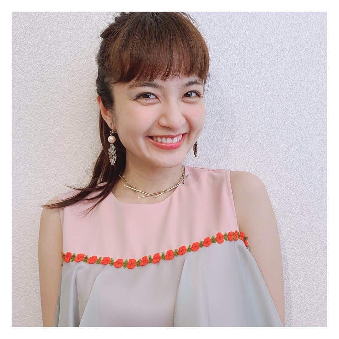 樋井明日香 さんのインスタグラム写真 - (樋井明日香 Instagram)「我妻からの誕生日プレゼント🎂🎁😍 1月なんやけど、我妻が欲しいのあったらそれにするよー と言ってくれててほしいシューズがあって頼んだのですが届かず😓 結局我妻にやっぱり選んでー❣️ と頼んだら😭 可愛すぎるセットアップ😭😭 まじ嬉しすぎた❗️ なので早速おめかしして着ちゃいました❤️ はー可愛い。 PAMEOPOSEえぐい可愛さ。 自分ではちょっとガーリーすぎかなって普段思い切れないのをプレゼントされるのってめちゃ嬉しい❣️ さすが我妻😍❤️ 早くこの服着てお出掛け出来る日を夢みて😌 今日もお家で過ごします。 あー心があったまったなあ。 @wagamiwa ❤️❤️❤️ #pameopose」4月22日 12時48分 - hinoiasuka_0108