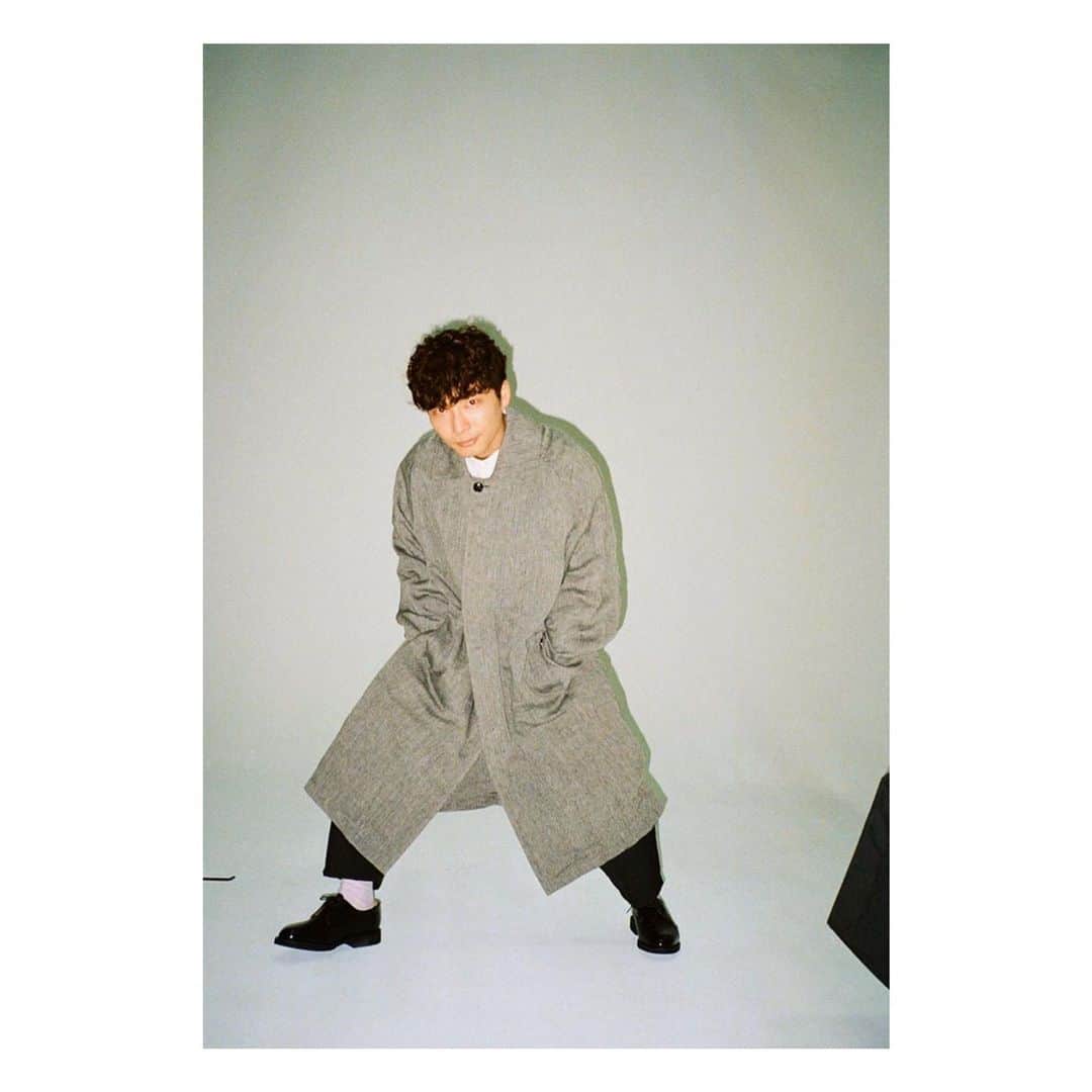 TEPPEIさんのインスタグラム写真 - (TEPPEIInstagram)「早くMIU404が観たいです🔥 / ヘリンボーンリネンのコート、素材の奥行きと男らしさ。styling for Switch Mag. coat by @saby_jp #behindthescenes #星野源  #Repost @iamgenhoshino ・・・ 『MIU404』の特集もある雑誌”SWITCH”が発売中なので、空き時間に撮った写真﻿をどうぞ。 ﻿ “SWITCH” Behind the scenes﻿ ﻿ #MIU404﻿ #星野源﻿ #SWITCH」4月22日 12時51分 - stylist_teppei