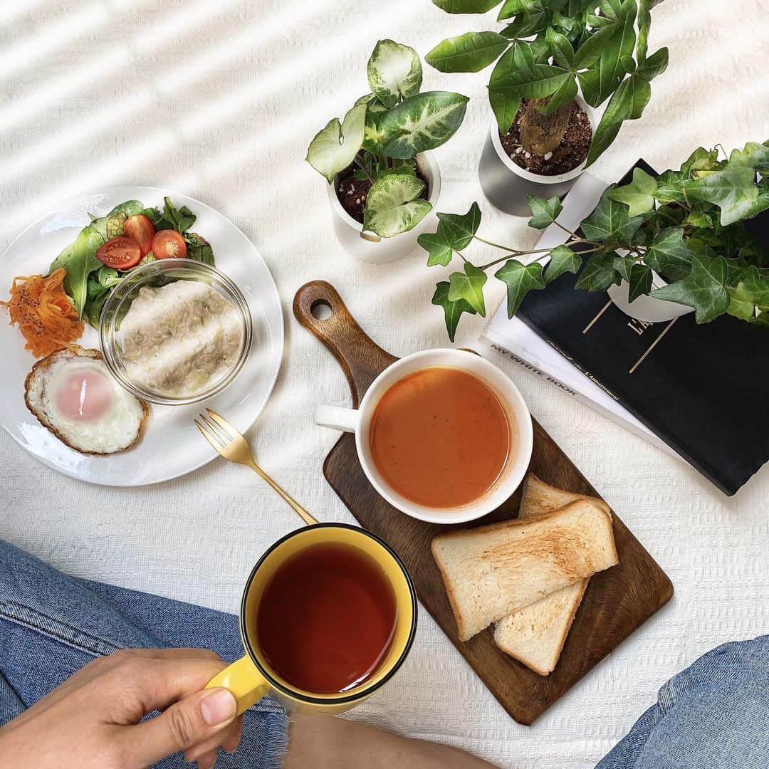 Sayakaのインスタグラム：「* 今日はEarth day🌍 お日様🌞と自然の恵みに感謝して ベランダランチ🍴 . .  #earthday #earthday2020  #stayhome #staysafe #staypositive  #おうち時間 #おうちごはん」
