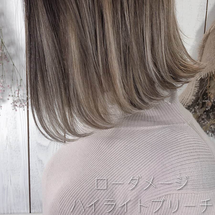 のインスタグラム：「【ローダメージハイライトブリーチ❤︎】﻿ ・﻿ ハイライトは元々全体の髪にブリーチをしなくても良いので、フルブリーチするよりはダメージが少ないです🙆‍♀️﻿ 更に、僕はブリーチを5種使い分けて、その人の髪にあったブリーチ選定をして﻿ Wケアブリーチの効果でダメージした感じはほぼ感じさないハイライトを行なってます✨﻿ ﻿ スワイプして見てみて下さい♪﻿ ハイライトの情報も沢山載せています❗️﻿ ﻿ 自粛期間が落ち着いてまた美容室にも行きやすくなったら、是非今年も春夏カラーを楽しみましょう♪﻿ ﻿ 画像や動画は保存して後から見返してにお使い下さい♪﻿ ＿＿＿＿＿＿＿＿＿＿＿＿＿＿＿＿＿＿＿＿＿＿＿﻿ ﻿ 【共に頑張る美容師さん】﻿ 【自分に合うカラーをお探しの方】﻿ 【自分に合うカットデザインをお探しの方】﻿ 【ヘアアレンジがしたい方】﻿ ﻿ の方々向けに毎日更新しています✨﻿ フォローして応援して頂ければ嬉しい限りです😆﻿ ﻿ ⬇︎⬇︎⬇︎⬇︎⬇︎⬇︎⬇︎⬇︎⬇︎⬇︎⬇︎⬇︎⬇︎⬇︎⬇︎⬇︎⬇︎⬇︎﻿ 《@ayumi_hiraoka》﻿ ＿＿＿＿＿＿＿＿＿＿＿＿＿＿＿＿＿＿＿＿＿＿＿﻿ @wooluuw 代表　﻿ 平岡歩﻿ ﻿ ウールーは﻿ ・キッズルーム完備﻿ ・FREE Wi-Fi﻿ ・日替わりデザートサービス🍰﻿ ・豊富なドリンクサービス🥤﻿ ・オリジナルシャンプー﻿ など、ウールーでしか体験できない﻿ 想い出に残る仕掛けが沢山あります✨﻿ ﻿ ただ髪を綺麗に整えるだけでなく﻿ 私達が輝かせたいのはあなたの心です☺️ ﻿ ﻿ 【お店情報】﻿ 営業時間　10時〜20時ぐらい﻿ 料金表　インスタグラム　ハイライトに記載﻿ 住所　兵庫県姫路市二階町﻿ ﻿ 【ご予約方法】﻿ ご予約時にLINE @にて﻿ ・料金の事前提示﻿ ・所要時間の事前提示﻿ ・このカラーはどのメニュー選べばいい？﻿ などお気軽にご相談下さい🙇‍♂️ ご予約はこちらのLINEからお願いします♪﻿ LINE ID 【@ekm1861m】﻿ LINEのID検索より検索してください﻿ 最初の＠マークを忘れずに入れて下さい。﻿ ご質問などはコメントにお願い致します！ ・﻿ ﻿#ハイライト　#ハイライトカラー　#ハイライトグレージュ  #ハイライトヘア  #ハイライト動画  #ブリーチカラー #ブリーチ1回 #ブリーチあり #ケアブリーチ #ケアブリーチハイライト #ケアブリーチカラー #ミルクティーベージュ #ミルクティーグレージュ #アッシュベージュ #アッシュグレージュ #アッシュブラウン ＃グレージュ #シルバーグレージュ  #姫路美容室 #姫路美容室ウールー #兵庫県美容室 #姫路美容師 #姫路美容師平岡歩 #姫路駅前 #姫路 #高砂 #加古川　#グラデーションハイライト #グラデーションヘアー #グラデーションカラー」