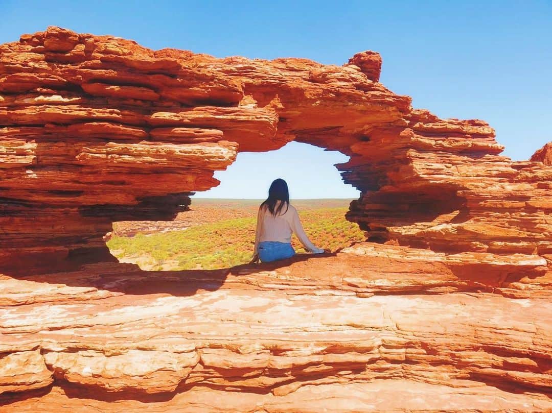 広瀬未花さんのインスタグラム写真 - (広瀬未花Instagram)「It was beautiful nature's Window. in 🇦🇺🐨 ・ ・ ・ @tabisalad で西オーストラリアを旅した時の、 カルバリー国立公園にて。 自然の風化によりできた窓からみた景色が、21世紀の地球とは思えない光景でした🌎 ウルル(エアーズロック)もそうだったけど、中央〜西オーストラリアはユニークでピュアな自然がそのまま残っていて、動物達もとても可愛くて楽しかったなぁ♡ 大自然に身を置くと、心が癒されて浄化されるような感覚になりますよね。 人間の本能的にピュアな物に心惹かれるのは、理にかなっているような気がする。。笑 ・ 地球規模で大自然を体感できる旅に出られる日を夢見て、今日も頑張ろう🌱 ・ ・ ・ ・ #Australia #kalbarrinationalpark  #natureswindow」4月22日 13時10分 - micahirose