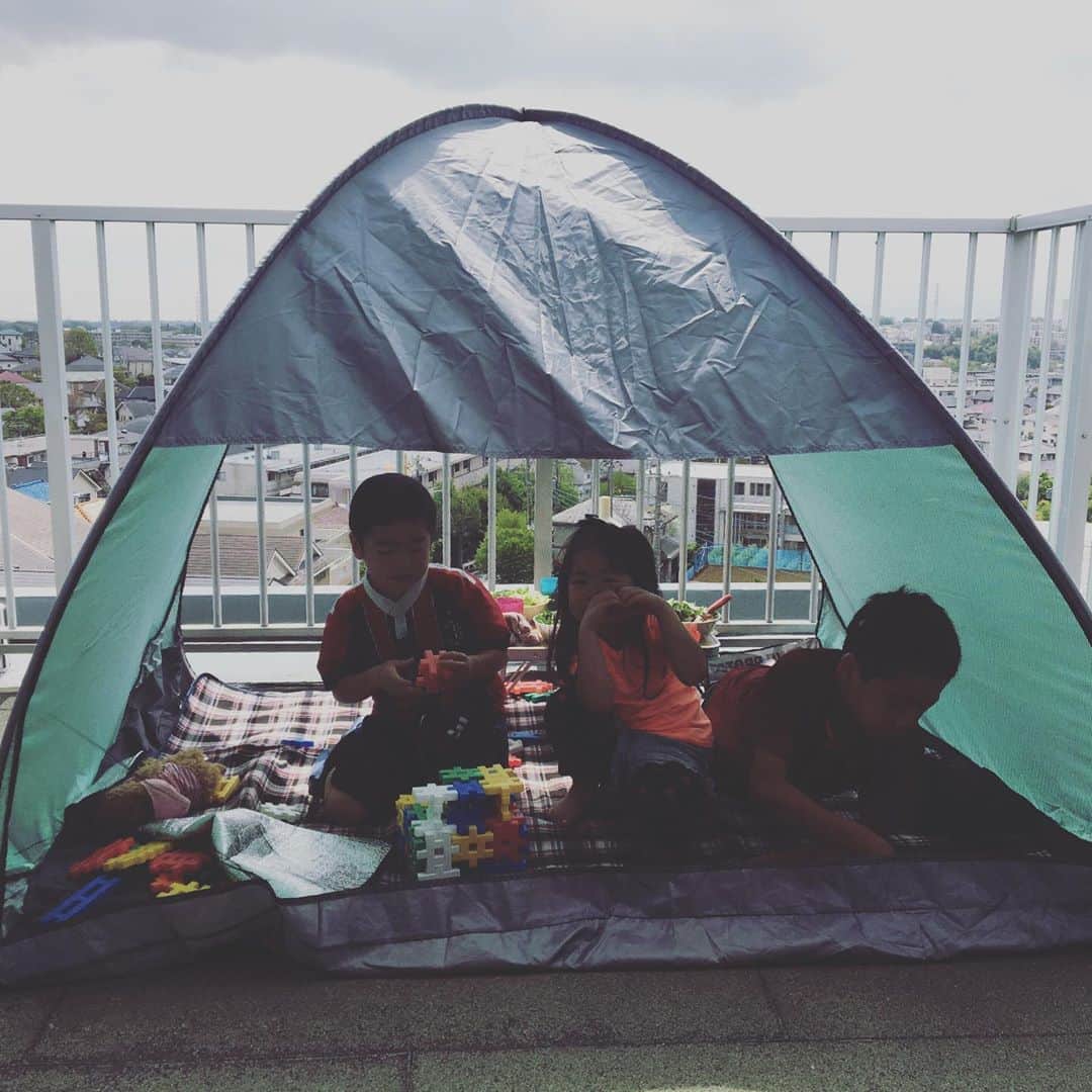 蒼井里紗さんのインスタグラム写真 - (蒼井里紗Instagram)「今日は遊びもランチもテントの中でお過ごしください。  #コロナに負けるな  #自粛中の過ごし方  #自粛生活を楽しく過ごす  #3人育児奮闘中  #ベランダ活用法  #ルーフバルコニーのある家  #タコライス大好き」4月22日 13時04分 - risaoi328