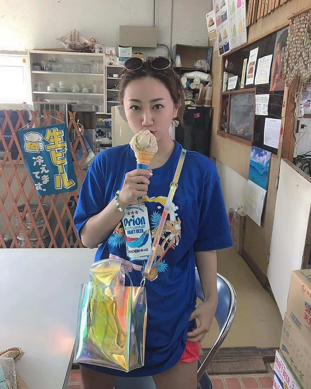 樹麗のインスタグラム：「#blueseal の🍦 夏毎日食べたい🙈  #塩ちんすこう　あじと #紅いも　あじ どっちもとってもびみであった。 #座間味島 #生ビール冷えてます」