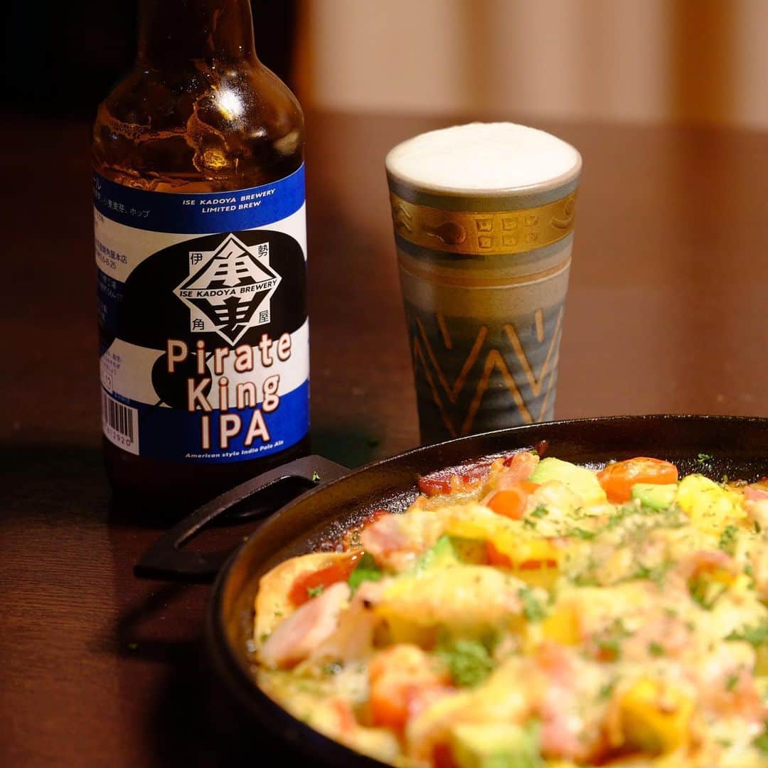 麻木久仁子のインスタグラム：「伊勢角屋麦酒で晩酌！  クラフトビールは生きている！ 良い時期にどんどん飲まないとフレッシュさを失ってしまうそうです😭  伊勢角屋さんは種類が豊富で、まだ飲んだことのないビールがたくさん！  どれがいいか迷ったらお任せアソートセットがおすすめです！  今日は「パイレーツキングIPA」 ガツンとうまいけど後味がスッキリ。 そして伊勢角屋さんのビールはどれも格別の香り。  余った餃子の皮に、残り物の野菜やベーコンを乗せたピザもどきで乾杯🍻  とにかく絶対美味いから！ オススメです！  https://www.biyagura.jp/ec/pages/covid-19  #伊勢角屋麦酒　#ビール　#乾杯」