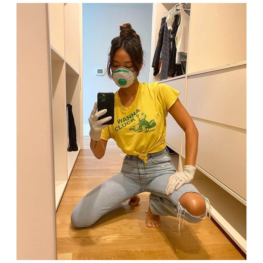 ジェラ・マリアーノのインスタグラム：「Ready for you world #provisions #newnormal #momjeansaregettingtight」