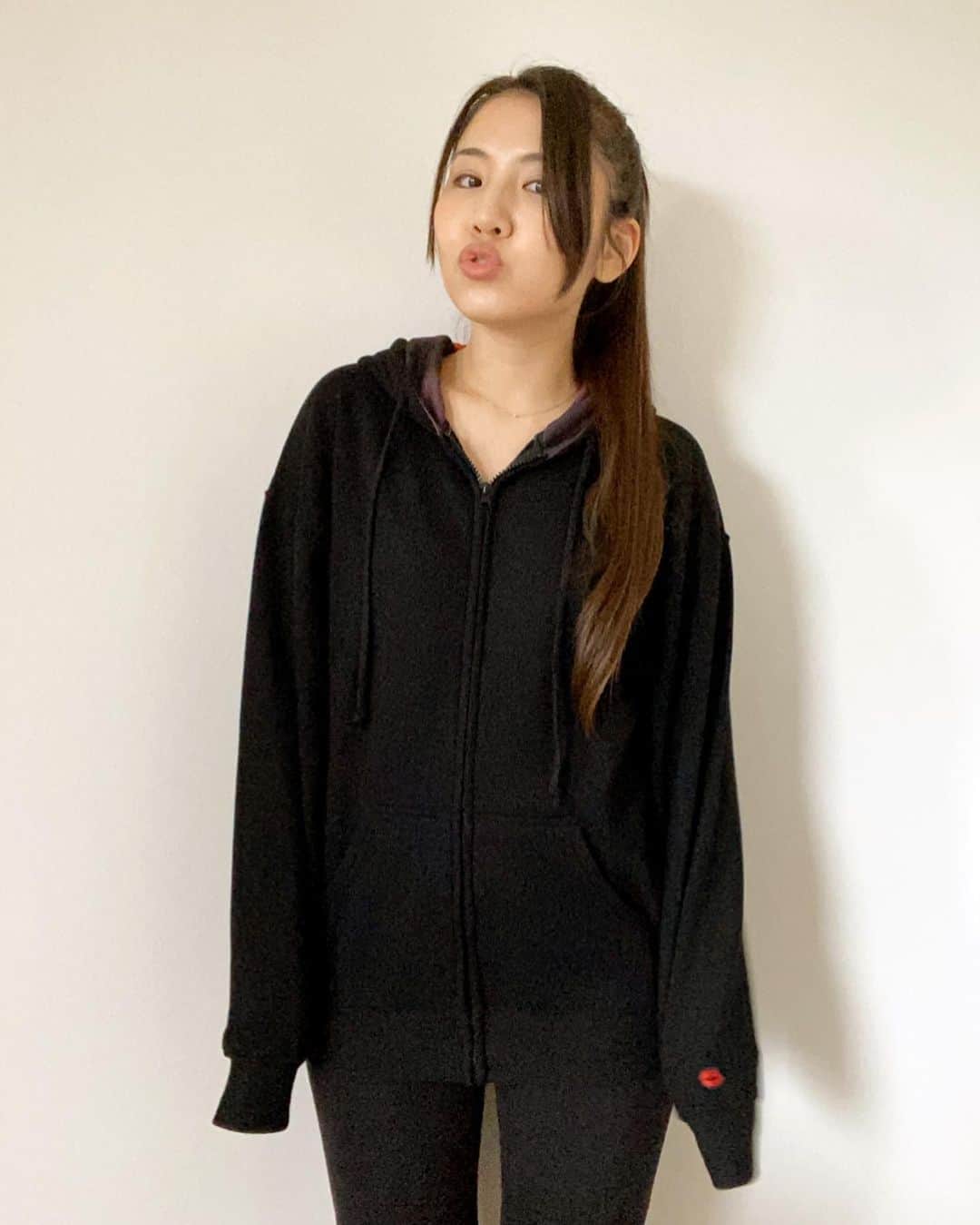 阿部真央のインスタグラム：「【グッズ着用写真】パーカー 左から M → L → フリーサイズ  #阿部真央 #あべま #阿部真央らいぶNo9 #グッズ」
