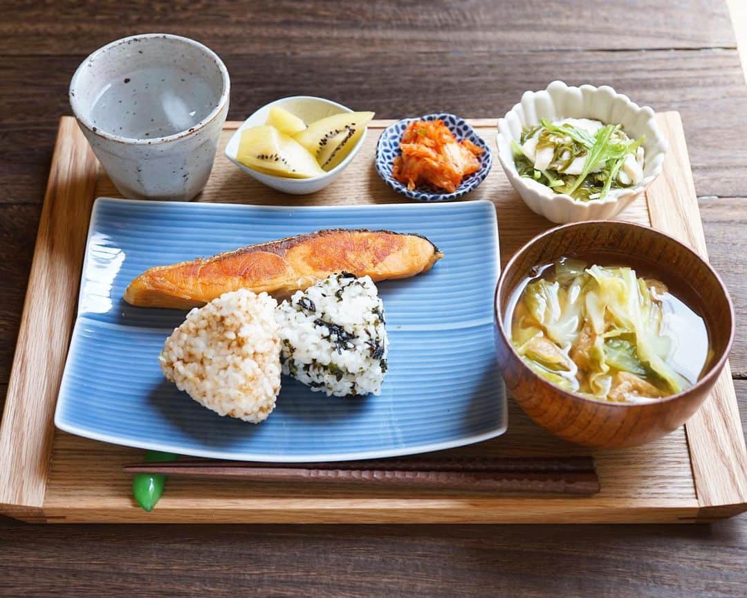 hirokoさんのインスタグラム写真 - (hirokoInstagram)「🌱2020.4.22（水）﻿ ✽.｡.:*・ﾟ #hiroponのおうちごはん﻿ ﻿  今日は#和定食 でお昼ごはん﻿ ﻿  @maidoookinishokudo #まいどおおきに食堂 さんの﻿ 「食堂の魚セット」から#鮭の塩焼き をチョイス﻿ ﻿ 朝ごはんのような#昼ごはん だぁ〜🤣ﾊﾊ﻿ ﻿ menu📝﻿ ▪︎ 鮭の塩焼き﻿ ▪︎ ミニおにぎり（🍙50g）﻿ ▪︎ 春キャベツとお揚げの味噌汁﻿ ▪︎ サラダチキンとめかぶ和え﻿ ▪︎ キムチ﻿ ▪︎ キウイ🥝﻿ ﻿ －468kcal－﻿ ⦿ タンパク質：31.9g﻿ ⦿ 脂質：16.1g﻿ ⦿ 炭水化物：54.1g﻿ ﻿ ﻿ #ミニおにぎり は﻿ @kimeyakabiken #きめやか美研 さんの﻿ 糖質50%オフの#ハーフライス﻿ 『糖質50%オフ・カロリー29%オフ・食物繊維65倍』の#低糖質米 です﻿ ﻿ @shitazutsumi さんの#味薫り を混ぜた🍙﻿ もう1つは#韓国のり を混た🍙﻿ ﻿ ﻿ まいどおおきに食堂の「食堂の魚セット」は﻿ #楽天ROOMに載せてます﻿ @hiropon0201 の🔗からﾋﾞｭｰﾝ💨﻿ ﻿ ﻿ ﻿ .........The end 🍚🥢﻿ #しっかり食べるダイエットごはん #PFCバランス #ダイエットごはん #インスタフード #おうちごはん通信 #おうちごはんLover #くらしメイド #フーディーテーブル #マカロニメイト #デリミア #デリスタグラマー #バランスの良い食事 #てづくりごはん365 #うちのシェフ #snapdish #macaroni #locari_kitchen #lin_stagrammer﻿ ・﻿」4月22日 13時34分 - hiropon0201