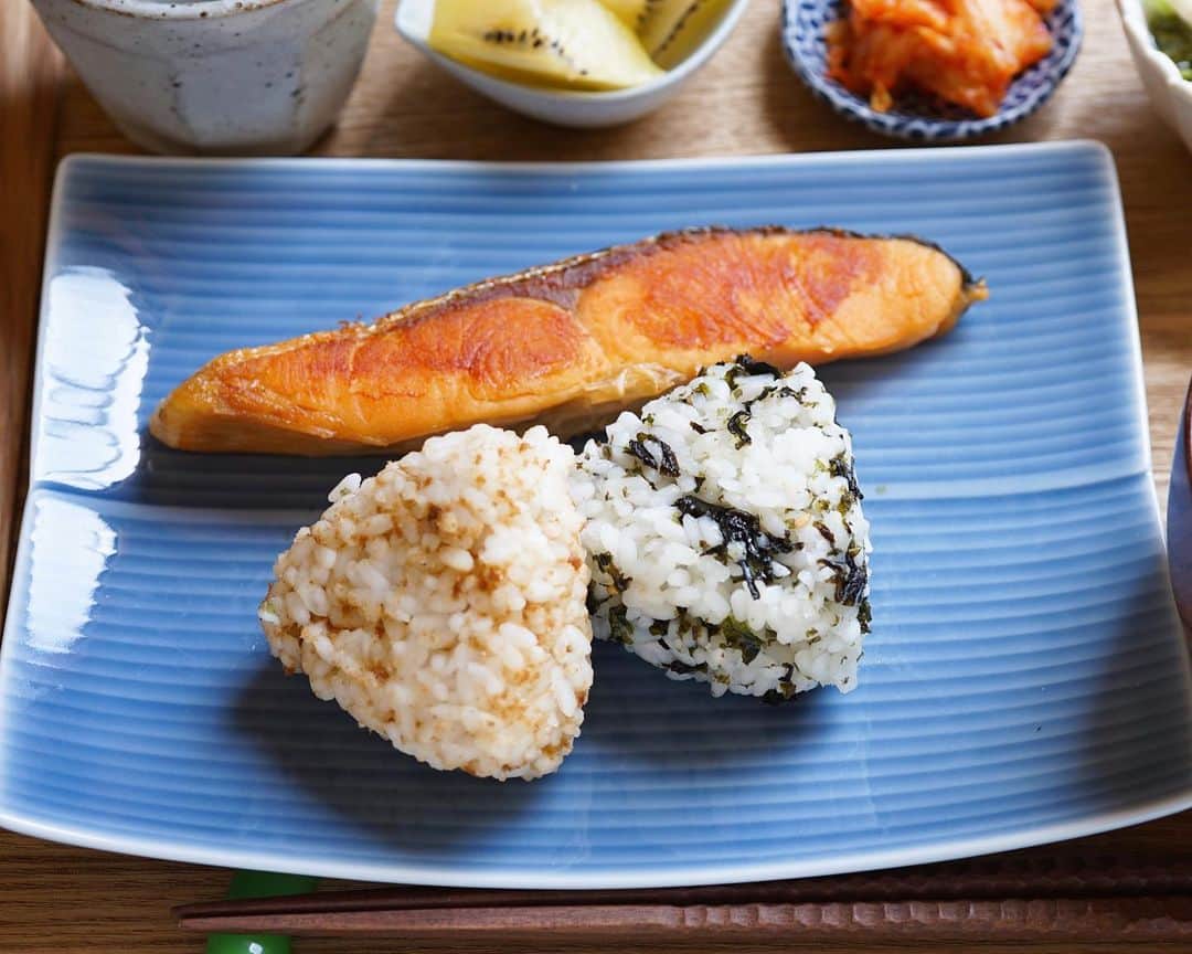hirokoさんのインスタグラム写真 - (hirokoInstagram)「🌱2020.4.22（水）﻿ ✽.｡.:*・ﾟ #hiroponのおうちごはん﻿ ﻿  今日は#和定食 でお昼ごはん﻿ ﻿  @maidoookinishokudo #まいどおおきに食堂 さんの﻿ 「食堂の魚セット」から#鮭の塩焼き をチョイス﻿ ﻿ 朝ごはんのような#昼ごはん だぁ〜🤣ﾊﾊ﻿ ﻿ menu📝﻿ ▪︎ 鮭の塩焼き﻿ ▪︎ ミニおにぎり（🍙50g）﻿ ▪︎ 春キャベツとお揚げの味噌汁﻿ ▪︎ サラダチキンとめかぶ和え﻿ ▪︎ キムチ﻿ ▪︎ キウイ🥝﻿ ﻿ －468kcal－﻿ ⦿ タンパク質：31.9g﻿ ⦿ 脂質：16.1g﻿ ⦿ 炭水化物：54.1g﻿ ﻿ ﻿ #ミニおにぎり は﻿ @kimeyakabiken #きめやか美研 さんの﻿ 糖質50%オフの#ハーフライス﻿ 『糖質50%オフ・カロリー29%オフ・食物繊維65倍』の#低糖質米 です﻿ ﻿ @shitazutsumi さんの#味薫り を混ぜた🍙﻿ もう1つは#韓国のり を混た🍙﻿ ﻿ ﻿ まいどおおきに食堂の「食堂の魚セット」は﻿ #楽天ROOMに載せてます﻿ @hiropon0201 の🔗からﾋﾞｭｰﾝ💨﻿ ﻿ ﻿ ﻿ .........The end 🍚🥢﻿ #しっかり食べるダイエットごはん #PFCバランス #ダイエットごはん #インスタフード #おうちごはん通信 #おうちごはんLover #くらしメイド #フーディーテーブル #マカロニメイト #デリミア #デリスタグラマー #バランスの良い食事 #てづくりごはん365 #うちのシェフ #snapdish #macaroni #locari_kitchen #lin_stagrammer﻿ ・﻿」4月22日 13時34分 - hiropon0201