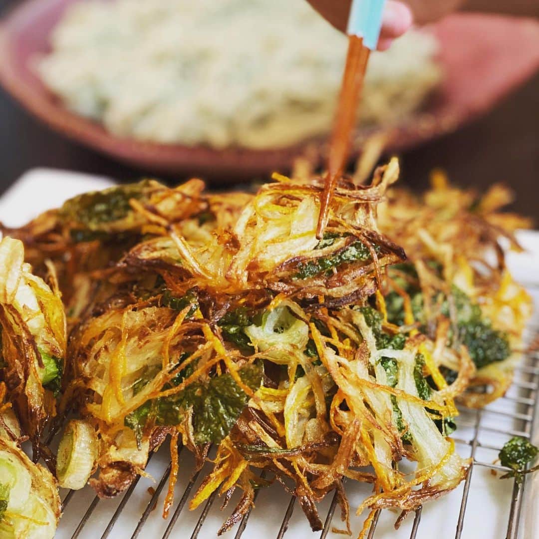 荻原和歌のインスタグラム：「本日のおこもりランチはそうめん／稲庭うどんの合盛りと精進かき揚げでした。タマネギベースでカリカリ甘いこのかき揚げ、うちでは大人気なのです。 オプションで納豆と青じそもプラス。  #ランチ  #おこもり  #こどものいる暮らし  #子どもごはん」