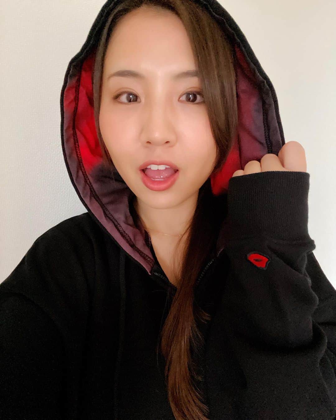 阿部真央のインスタグラム：「着用画像終了！是非ご検討ください！でもみんなのお金は大事なので無理ないように！  ちなみにパーカーは裏起毛で肌寒い春先や秋にはぴったりです🤭💕 個人的にはパーカーはこのフリーサイズがお気に入り！  よろしくお願いします♡ #阿部真央 #あべま #阿部真央らいぶno9」