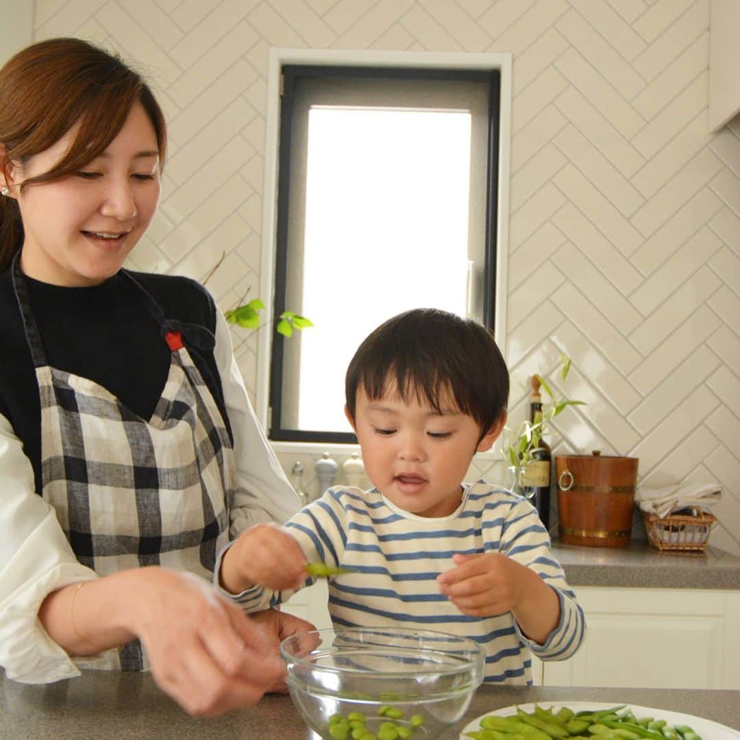 川島令美さんのインスタグラム写真 - (川島令美Instagram)「「料理リレー」 ・ 料理家の脇雅世先生 @masayowaki が発起人となってスタートした料理リレー 家にある食材で簡単に作れるよう、レシピをご紹介していくものだそう🍽 ・ 公私共に仲良くしてくれている、フードスタイリスト・小坂桂ちゃん @katsurakosaka からバトンを受け取り、参加させて頂きます。 桂ちゃんのレモンパスタもとっても美味しそう！^_^ ・ 以下、 脇先生からのメッセージ抜粋です。 ＝＝＝＝＝＝＝＝＝＝＝＝＝＝＝＝＝ 世界中が危機感であふれている毎日です。 おうちで過ごす時間が増えた皆さんと　料理でつながることができたらと思い ≪料理リレー≫を試みたいと思います。 いつもお家にある材料で簡単に作れる一品を リレー形式で紹介します。 わざわざ買い物に出なくても済む、 料理作りのヒントになれば幸いです。 料理を生業とする私達から、 ご覧いただいた皆さんが ハッピーになることを願って ＝＝＝＝＝＝＝＝＝＝＝＝＝＝＝＝＝ ・ 私が紹介するのは ・・・常備しているご家庭も多いであろう、ジャガイモと冷凍枝豆を使った簡単ガレットです。 こちらは去年コラム（www.pocketpageweekly.com/beauty/85303/）でもご紹介して（その時はグリンピースで）好評だったレシピ🍴ランチの一品に、お酒のつまみに、お子様のおやつにも。 出来立ては外はカリッと中はほくほく、食感も美味しく楽しめます。 ・ 新ジャガなら、皮が柔らかいのでよく洗い皮付きのままでも。枝豆も、ちょうど出回りはじめているので冷凍でなく、新鮮なものを茹でて使って頂いてももちろん！ その時期に体が求める栄養がぎゅぎゅっと詰まった旬の食材を取り入れて、体調管理もしっかりとしていかねばと思う今日この頃です。 ・ そして枝豆を鞘から出すのは、子供にお手伝いしてもらいました。 子供と家で少しでも充実した時間を過ごせるよう、私も色々模索中です。 ・ ・ ・ じゃがいもと枝豆のガレット（2枚分） ・ A枝豆　可食部70g（鞘付き150g程度） Aじゃがいも　2個 Aシュレッドチーズ　50g A塩　ふたつまみ Aこしょう　少々 オリーブオイル　小さじ4 ・ ① 冷凍枝豆は解凍し、鞘から取り出す。じゃがいもは皮を剥き、スライサーや包丁で千切りにする。 ②ボウルにAを加え混ぜる。 ④ フライパンにオリーブオイル（小さじ1）を熱し、(２)を半量加え丸く整え、ターナーで押さえつけるようにして密着させ形を作る。蓋をして弱火で5分。 ⑤ こんがり焼き色がついてきたらフライパンより一回り大きい皿を乗せ返し、皿に移す。 ⑥オイル(小さじ１)を追加したフライパンにスライドするようにして戻し形を整え、蓋をして裏面も5分焼く。もう一枚も同じように焼き、器に盛り付ける。 ・ アレンジでパセリやローズマリーなどのドライハーブを混ぜ込んで風味をつけたり、食べるときには粒マスタードを添えたり。お子さんならケチャップをちょっぴり付けるのも。それぞれの好みも組み込んで楽しまれてください🍽 ・ ・ ・ 私からのバトンは タレント・妊活マイスター、そしてお子さんは同い年の男の子ママでもある 川村ひかるちゃん @hikaru.kawamura に。 もうお一人は 長年広告業界の第一線で様々なお料理を形にされ、去年祐天寺に「食堂モリサワ」もオープンされた、森沢のり子先生 @noriko6954 に。 どうぞよろしくお願いします！ ・ ・ #脇雅世加藤巴里きじまりゅうた杵島直美今泉久美塩田ノア金子文恵山脇りこ小坂桂川島令美 #うちで過ごそう #stayhome #料理リレー #cookingrelay」4月22日 13時47分 - remi.kawashima