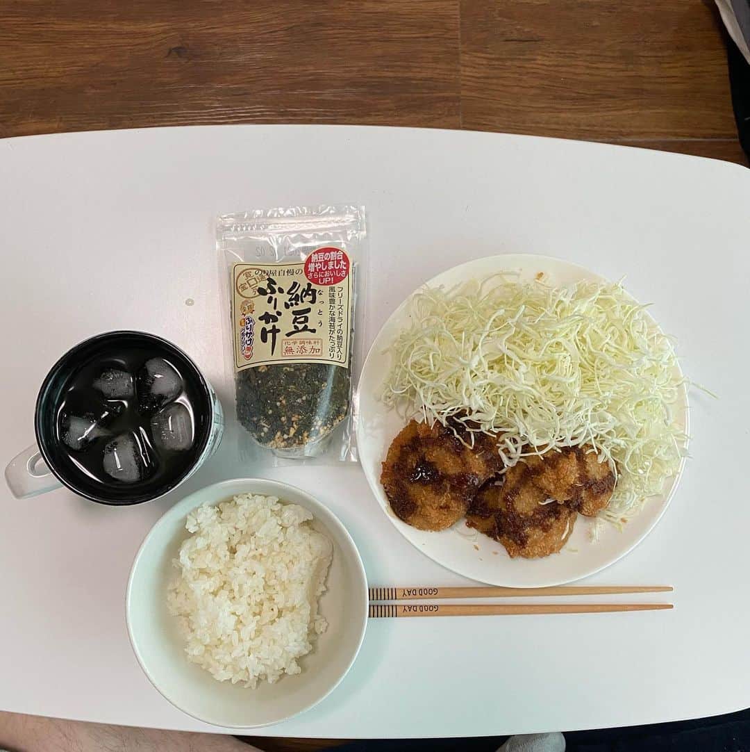 小田幸平のインスタグラム：「昼ごはん🍚メインはヒレカツ。知り合いから納豆が好きと言ったら納豆ふりかけ頂きました。ありがとうございます😊#昼ごはん#ヒレカツ#中西精密エンジニア#納豆ふりかけ#納豆好き#愛媛マンダリンパイレーツ#読売ジャイアンツ#中日ドラゴンズ」