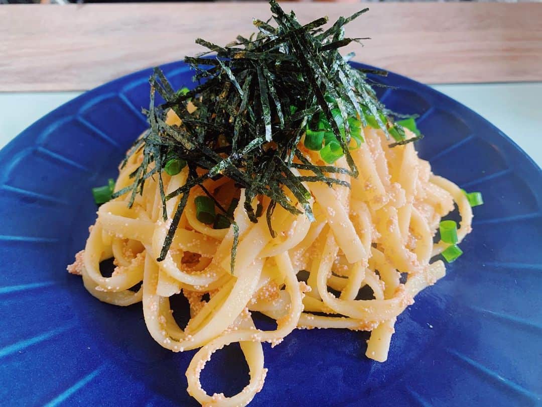 わちみなみのインスタグラム：「こんにちわ✨﻿ ﻿ パスタとかパンとか、もともとあんまり﻿ 食べないんですけど﻿ 買ってみたので、、たらこパスタです🍝﻿ ﻿ 盛り付けが丁寧じゃないけど笑﻿ 料理たのしいね〜﻿ 食べてくれる小人欲しいわ🙏﻿ ﻿ #パスタ　#おうちごはん﻿ #自炊　#たらこ　#明太子﻿ #福岡　#おのり　#お海苔」