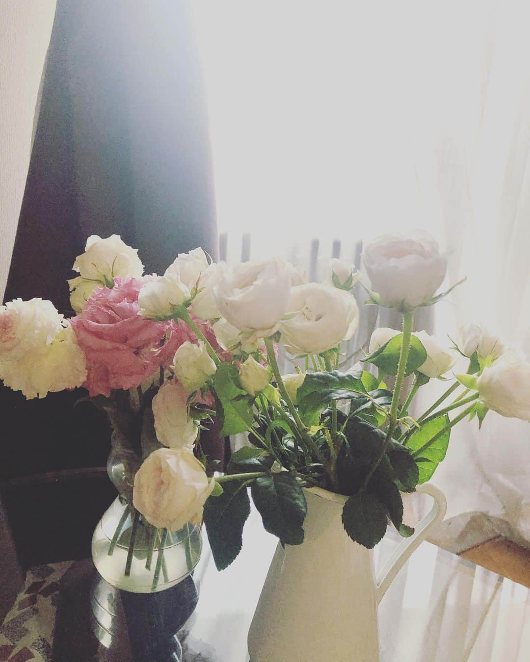 阿部洋子さんのインスタグラム写真 - (阿部洋子Instagram)「#今日のお花 #flowers  きのう、お花屋さんのおじさんに、 ｢おねーさんキレイだね。花も喜んでるよ｣ なんて、 マンガみたいなお世辞言われて、 マスクの中でニヤニヤしたのは、あたすです。」4月22日 13時57分 - hirocoring