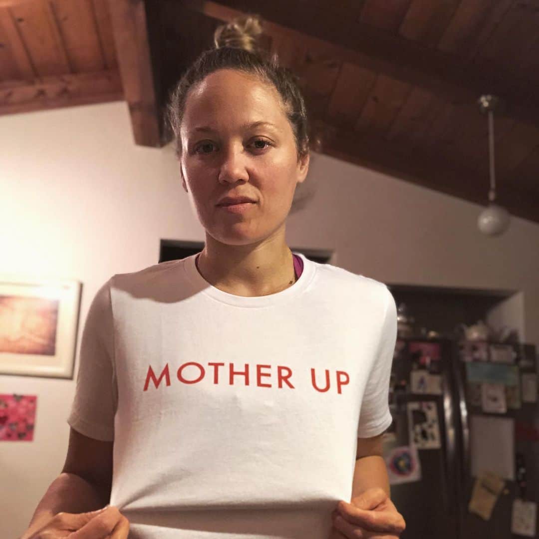 エリカ・クリステンセンのインスタグラム：「You want to make a remix, @ciara?? This shirt is cute and a great gift for an even better reason. Proceeds go toward critical support of young moms and pregnant women in the Los Angeles foster care system. As every mother knows, there is (always) much to learn and help is (always) appreciated. Can you imagine being a young mother-to-be in the foster care system? Let’s be a true @allianceofmoms and #MOTHERUP for our families and our friends and our future. Uplift, support, educate, love, help — with a dope Mother’s Day gift (of this shirt, knowing that it’s also a donation in the name of your favorite ladies.) (Or for anyone.) Link in bio for a bit before it goes back to @clover_movie! #levelup ♥️」