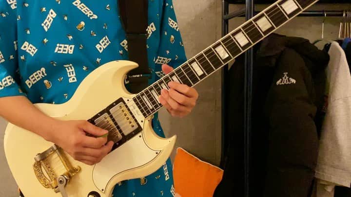 小野武正のインスタグラム：「KEYTALKのシングル、セツナユメミシのカップリング曲タイポロジーの1サビの裏で一服してるギターをどうぞ🥺✨﻿ ﻿ 本日思いつきで決行した企画、誕生日の人何聴きたい？？コーナーで見事30恒河沙人の中から選ばれた一人ともやさんのリクエストにより弾かせて頂いております👶✨﻿ 改めてともやさん、そして本日お誕生日の皆様おめでとうございます！🎉﻿ 誕生日一日違いの方々も多々いらっしゃいまして、、ごめんなさい、、また何か思いつきます、、、﻿ ﻿ ギターフレーズ的にいうとまあ分散アルペジオでコードトーン散りばめてる普遍的だけど並べていくと割とユニークなフレーズになる、ですよ、的な、ねえ、うん、こ💩﻿ ﻿ それでは一服してきます﻿ ﻿ #keytalk ﻿ #わしつなぎ ﻿ #一服﻿ #一服の概念﻿」